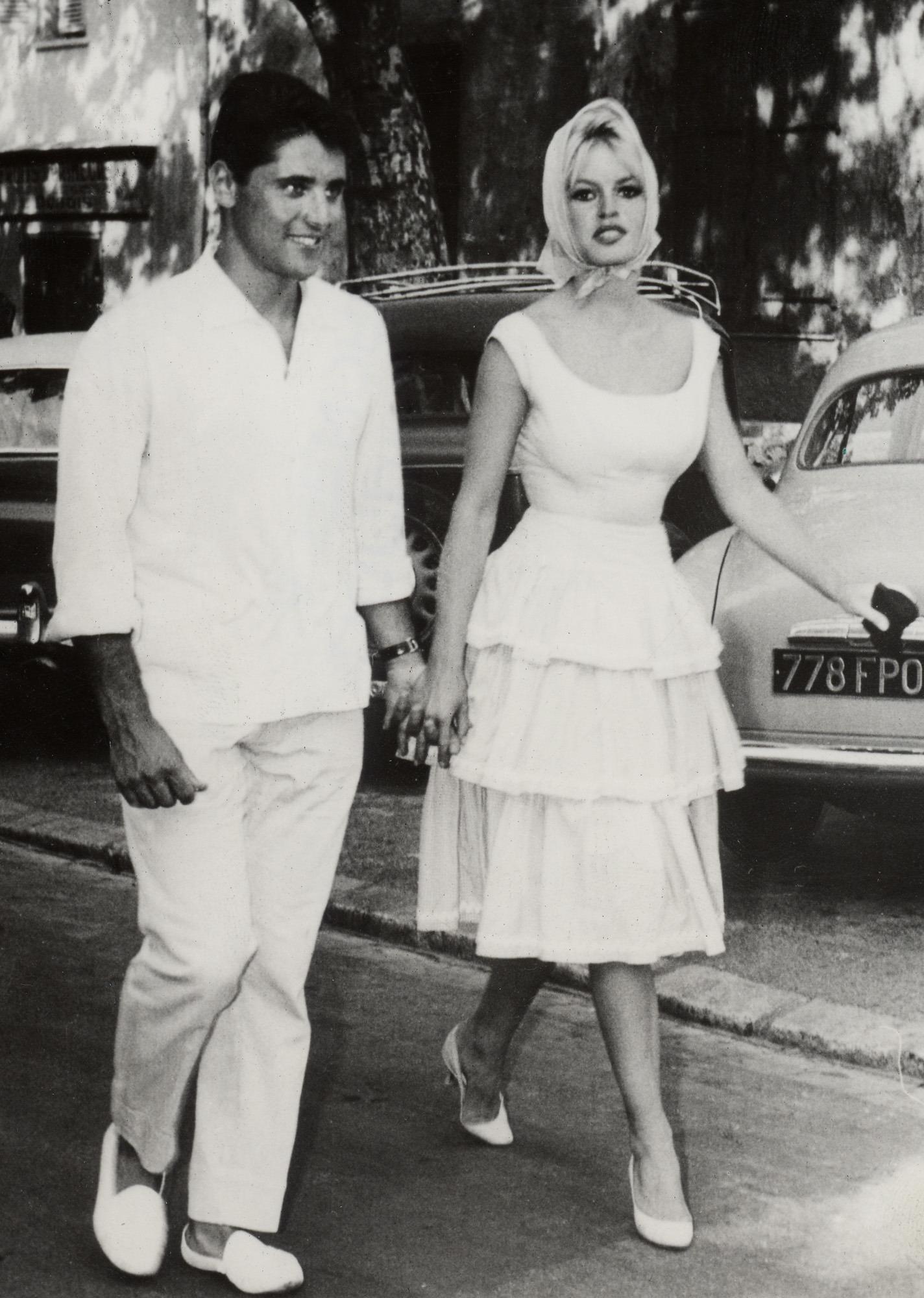 Sanger Sacha Distel og skuespiller Brigitte Bardot i Antibes i Sør-Frankrike august 1958. 