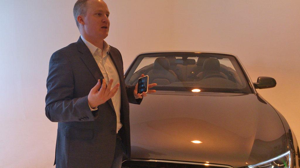 Wheeler demonstrerte også hvordan den nye HTC One X automatisk kan tilpasse seg bruk i bil. I tillegg ble telefonen koblet til mobilens musikkanlegg via en bluetooth-dings.