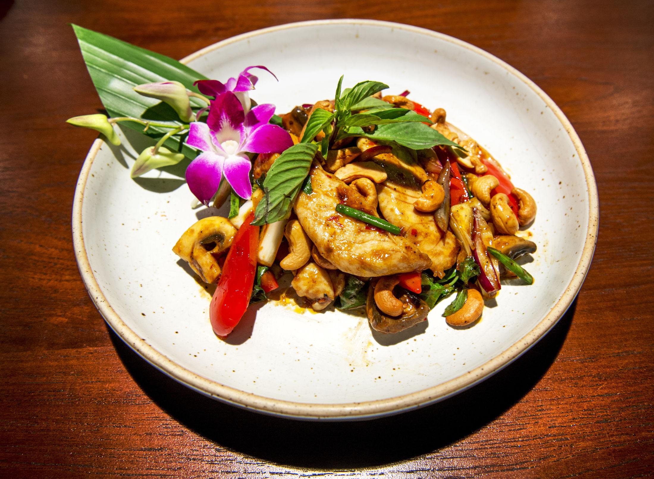 HELT THAI: Kylling med cashewnøtter er en typisk thailandsk rett - på Eat Thai serveres den med en lekker spiselig orkidé ved siden av. Foto: Helge Mikalsen/VG.