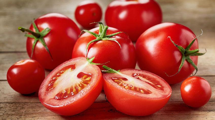 FARGESTERK: Tomater kommer i mange forskjellige varianter og farger, og er stappfulle av sunne næringsstoffer. Foto: Scanpix