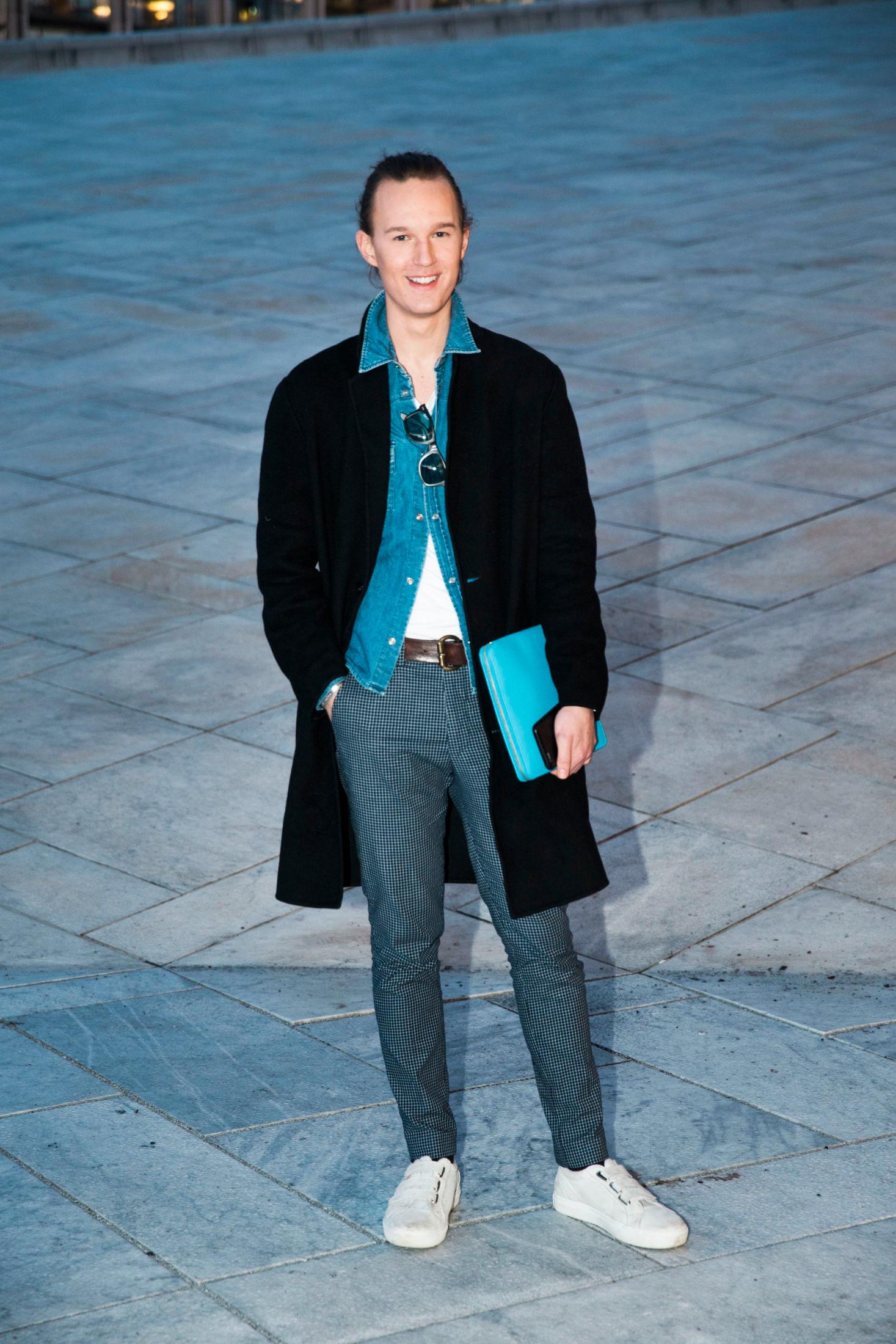 KUL: PR-agent og blogger Henrik Skansen hadde på seg rutete bukser, klassisk jeansskjorte, sort frakk og hvite sneakers.
