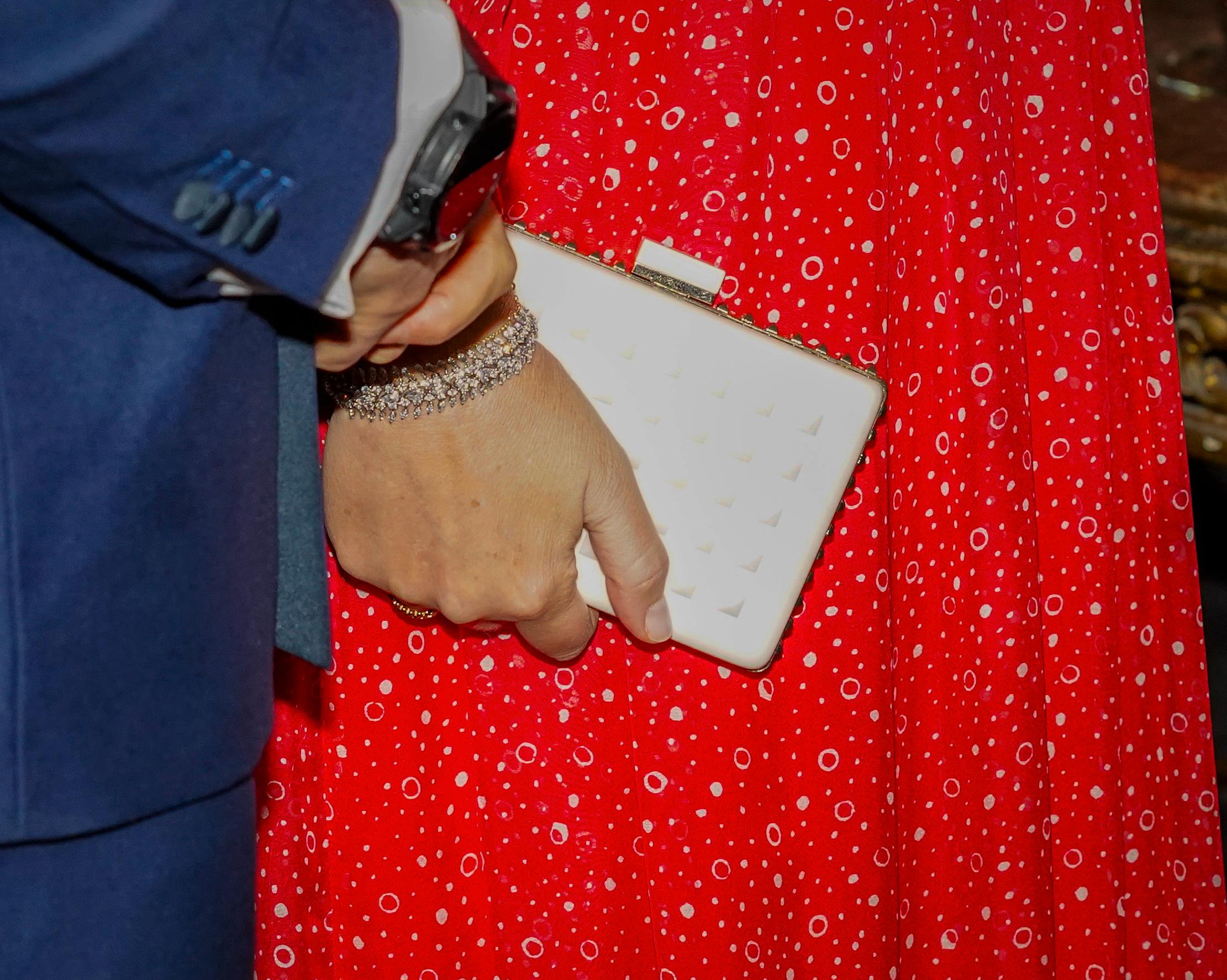 GJENGANGER: Den hvite clutch-vesken fra motehuset Valentino har vært en garderobefavoritt hos kronprinsessen i mange år.