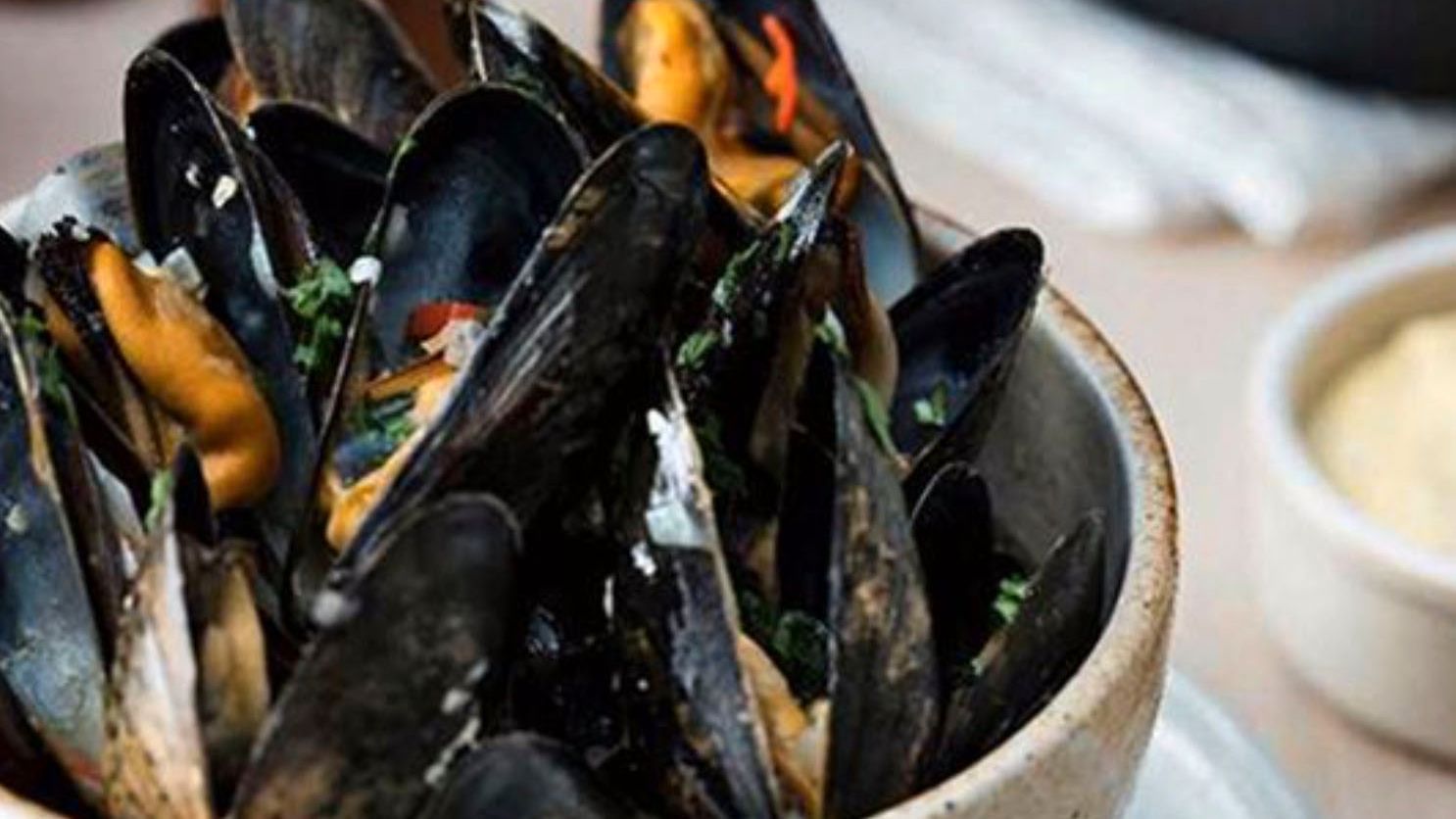 Ölkokta musslor med kaprismajonnäs