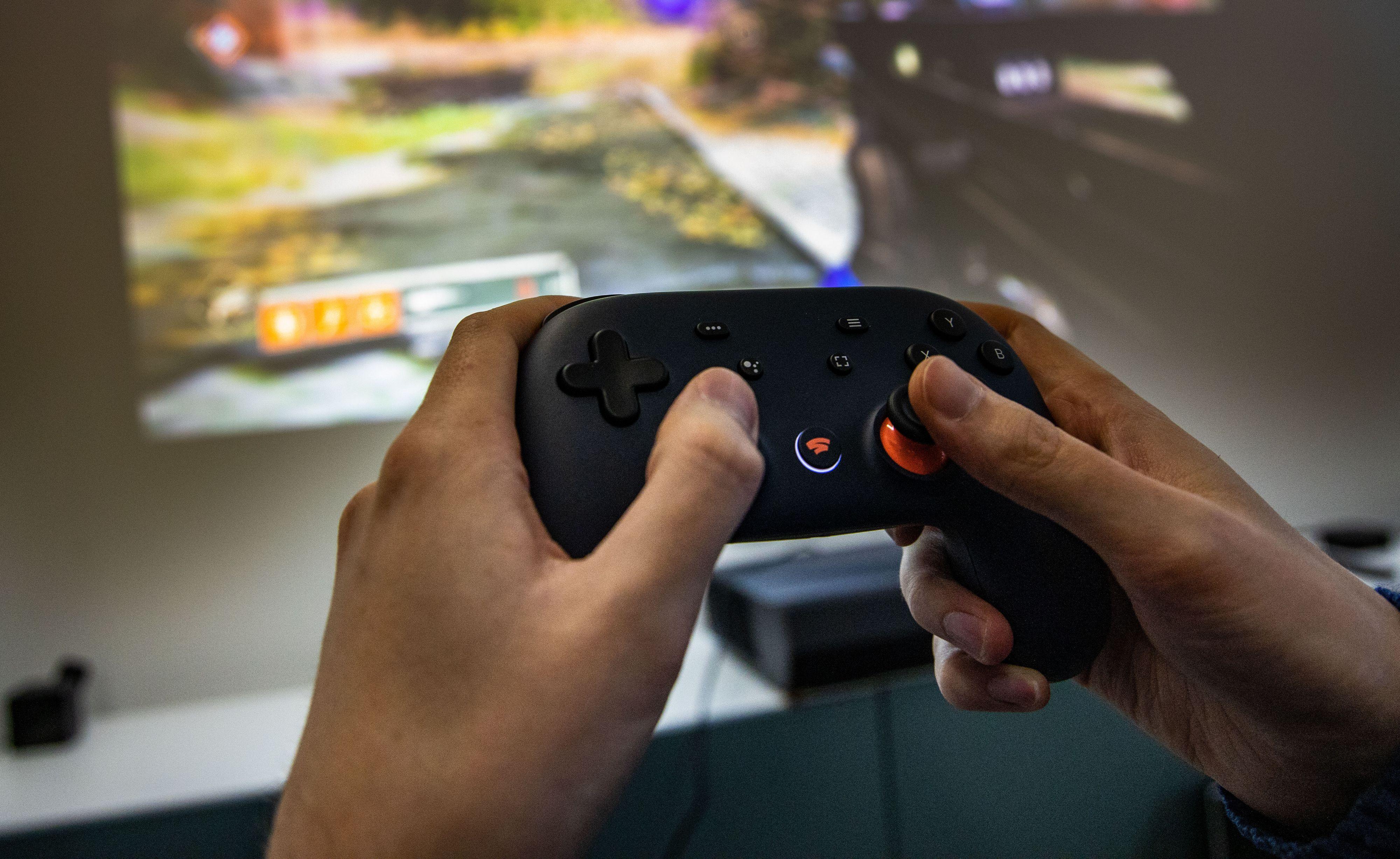 Google Stadia kan spilles med selskapets håndkontroller, men også med mus/tastatur, eller en PS4 eller Xbox One-kontroller via PC-en.