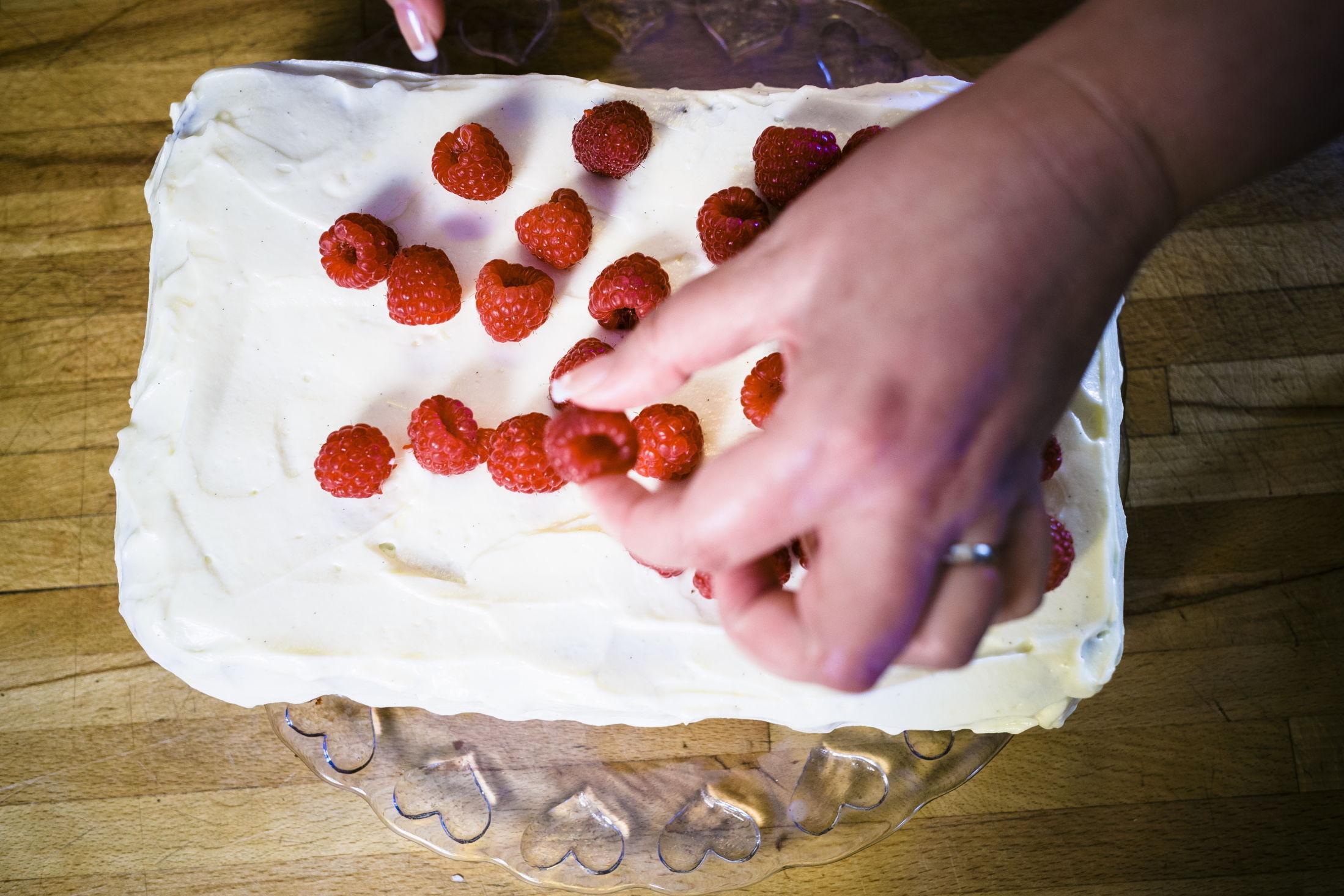 SAFTIG: En av de mest populære oppskriftene på «Det søte liv» er denne enkle gulrotkaken med ostekrem, som kan pyntes opp med bær for en frisk vri. Foto: Krister Sørbø/VG
