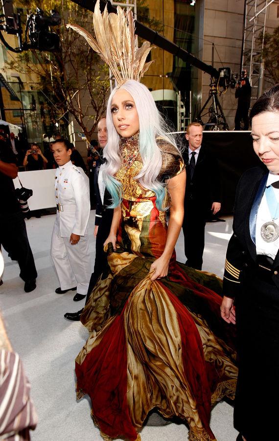 EKSTRAVAGANT: Ingen kunne unngå å legge merke til Lady Gaga i dette antrekket under MTV Video Music Awards i 2010. Foto: Getty Images/All Over Press