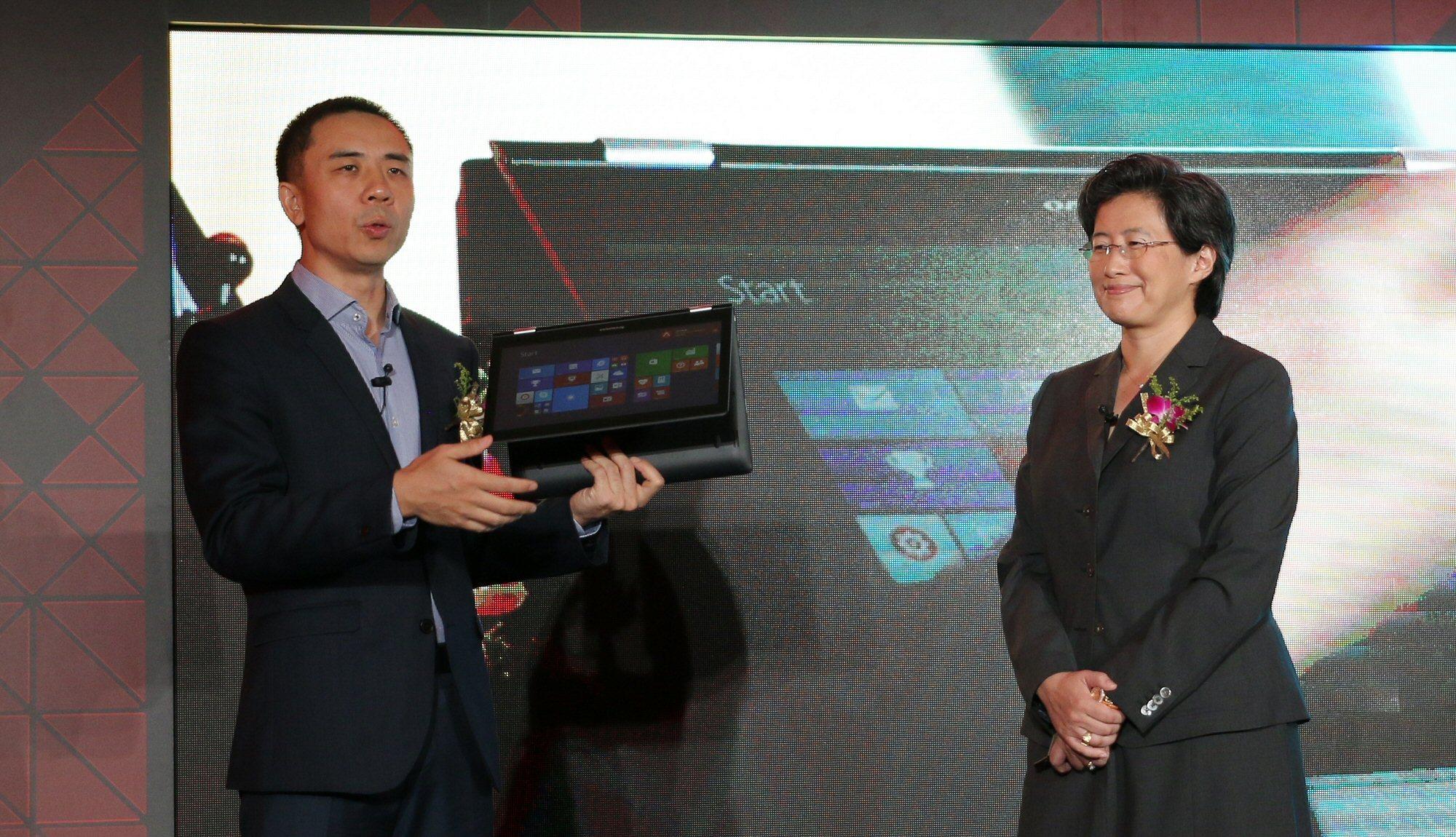 Lenovos Bai Peng viser frem en bærbar PC med Carrizo-prosessor. Foto: Vegar Jansen, Tek.no