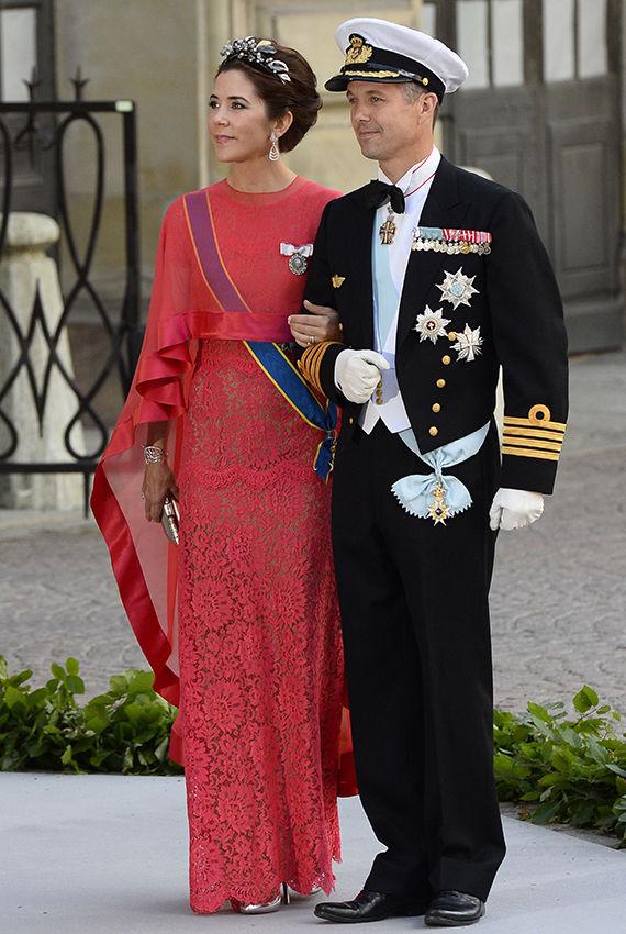 FARGERIK: Danske kronprinsesse Mary valgte i likhelt med Mette-Marit en kappe over sin tettsittende blondekjole. Foto: Getty Images/All Over Press