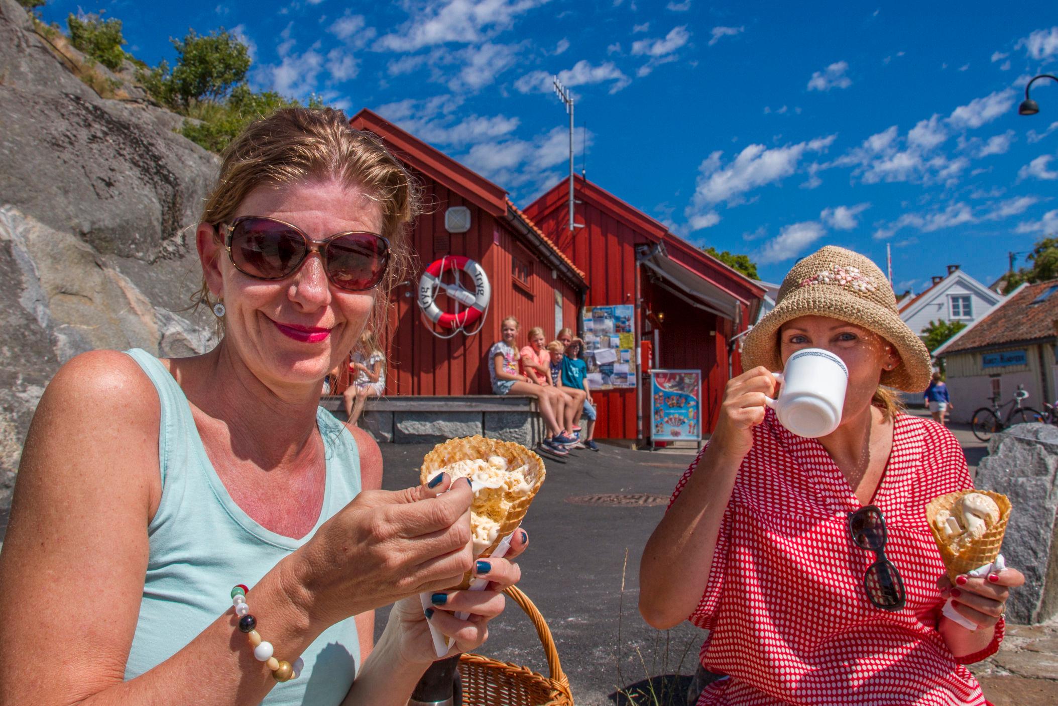 ÉN KULE: Jannis Hals viser størrelsen på èn Brekkestøkule. Toini Berg drikker kaffe. Foto: Mona Langset/VG