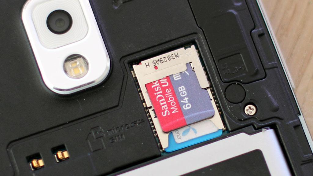 SIM-kort og MicroSD-kort sitter samlet under dekselet. Minnekortet kan byttes uten at du behøver å slå av telefonen.Foto: Espen Irwing Swang, Amobil.no