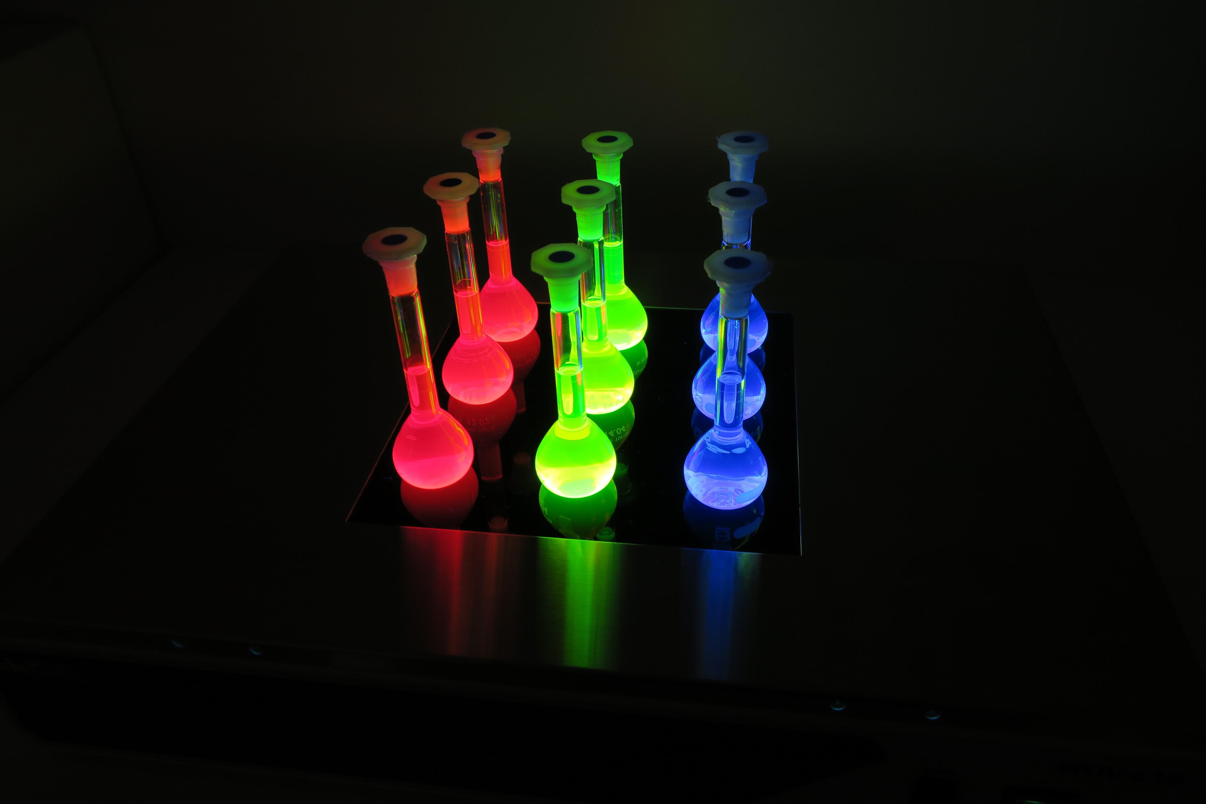 Her ser du flasker fylt med forskjellige størrelser kvanteprikker. Tilføy litt lys og fargene våkner til liv.