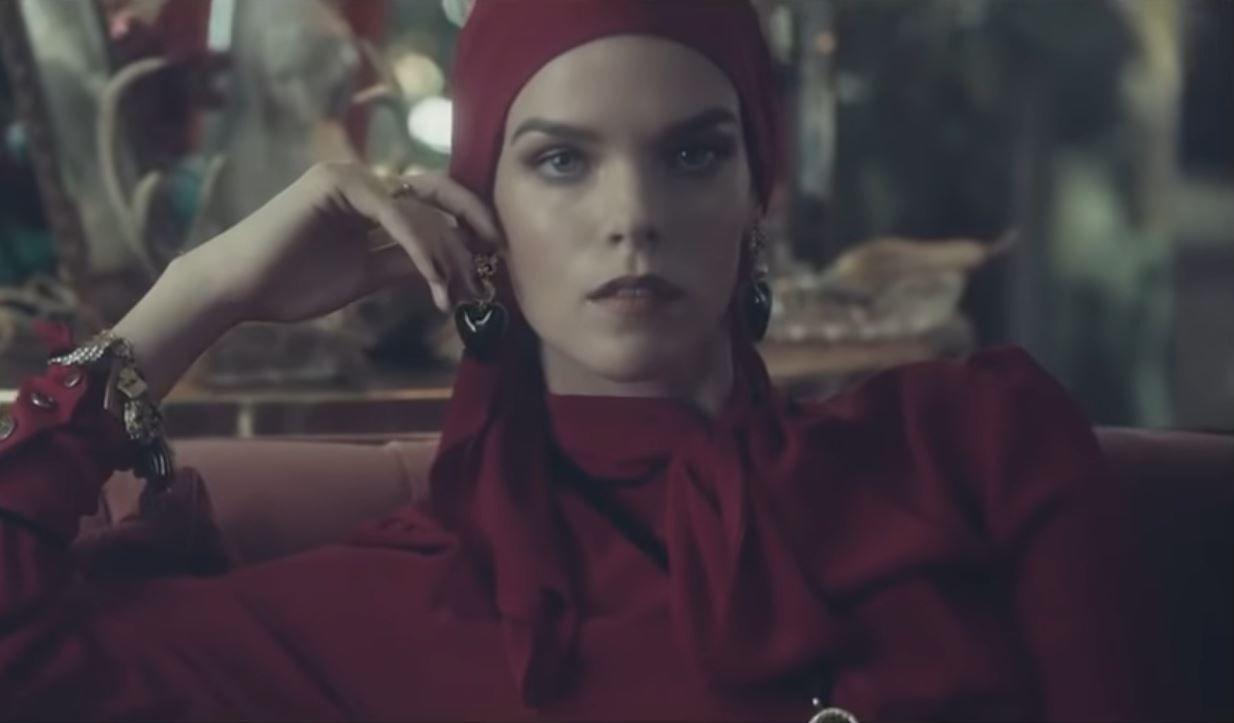 SKAUT: I kleskjeden Zara sin reklamevideo for høstkolleksjonen er kvinnene ikledd skaut som skjuler alt håret. Foto: Skjermdump