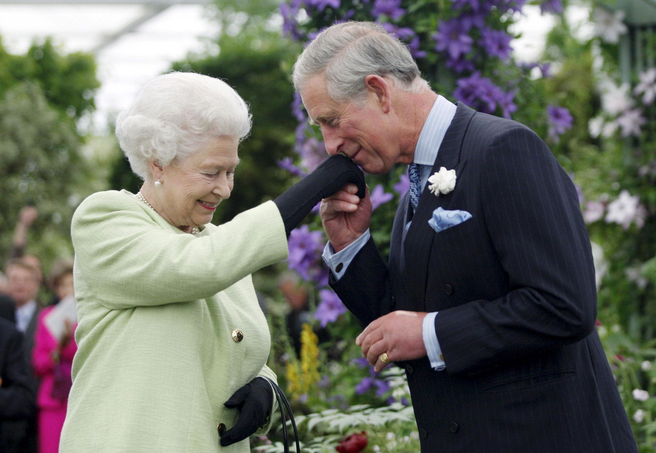 MAMMAS GUTT: Prins Charles kysser morens hånd i London i mai 2018. Foto: Reuters.