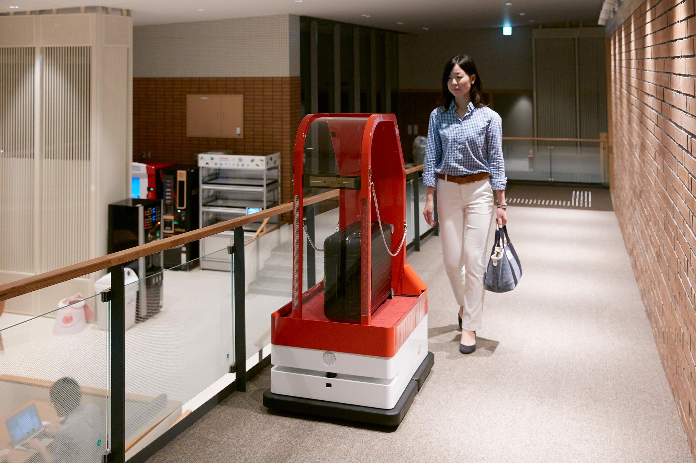 Hoteller bruker også roboter til å frakte bagasjen, blant annet.