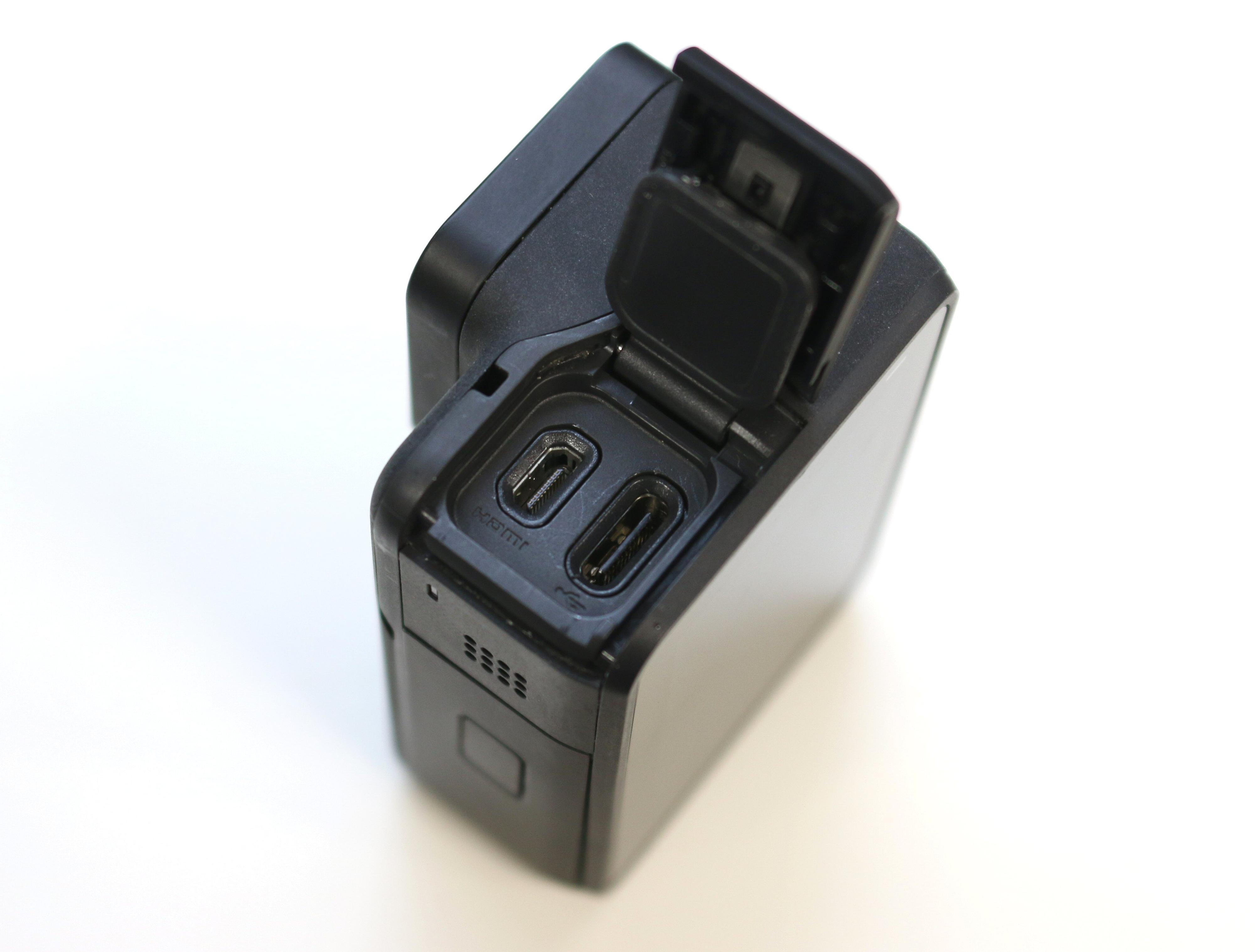 Hero7 Black har to vanntette luker for lading (USB-C), HDMI, microSD-kort og batteri.