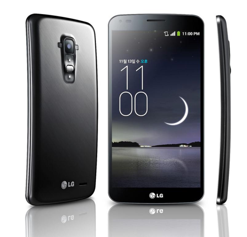 LG G Flex har fleksibel skjerm, og kan bøyes paddeflat, selv om den egentlig er buet.Foto: LG