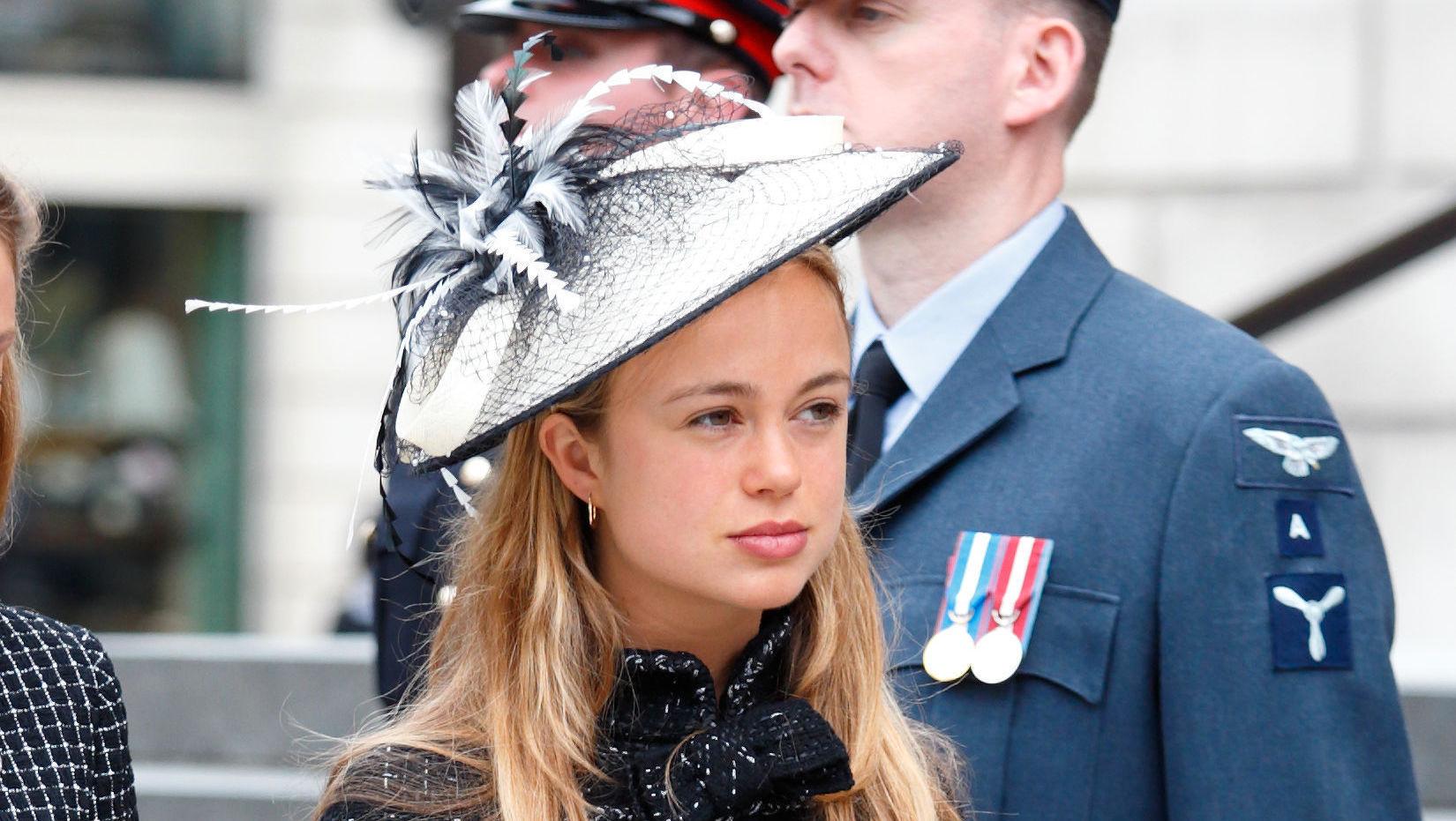 «MOTEPRINSESSENS» UTFORDRER: Lady Amelia Windsor stjal overrasket i elegant Chanel-kjole i St. Pauls Cathedral