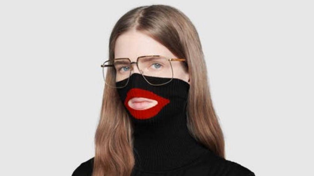 SKAPTE REAKSJONER: Bilde fra Guccis nettbutikk før genseren måtte fjernes grunnet massiv kritikk. Foto: AP.
