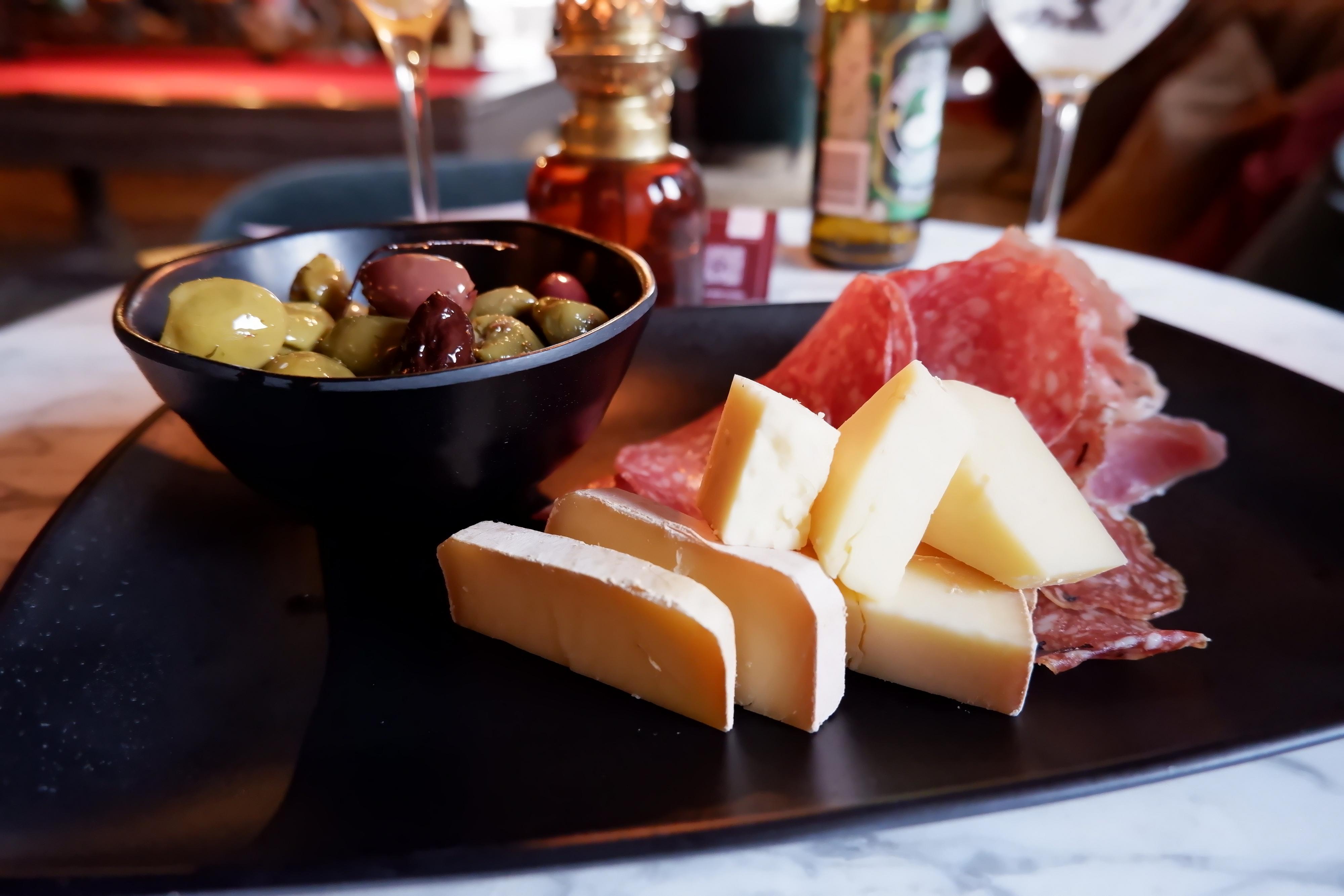 Skinke, ost og oliven.