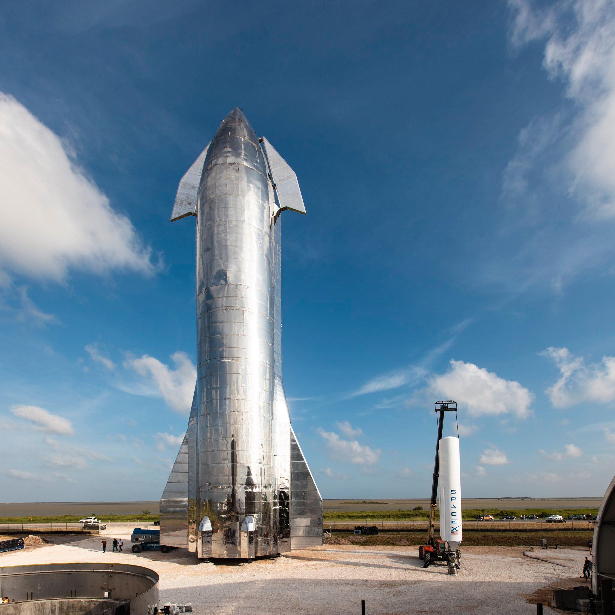 Starship stod plassert ved siden av Falcon 1.
