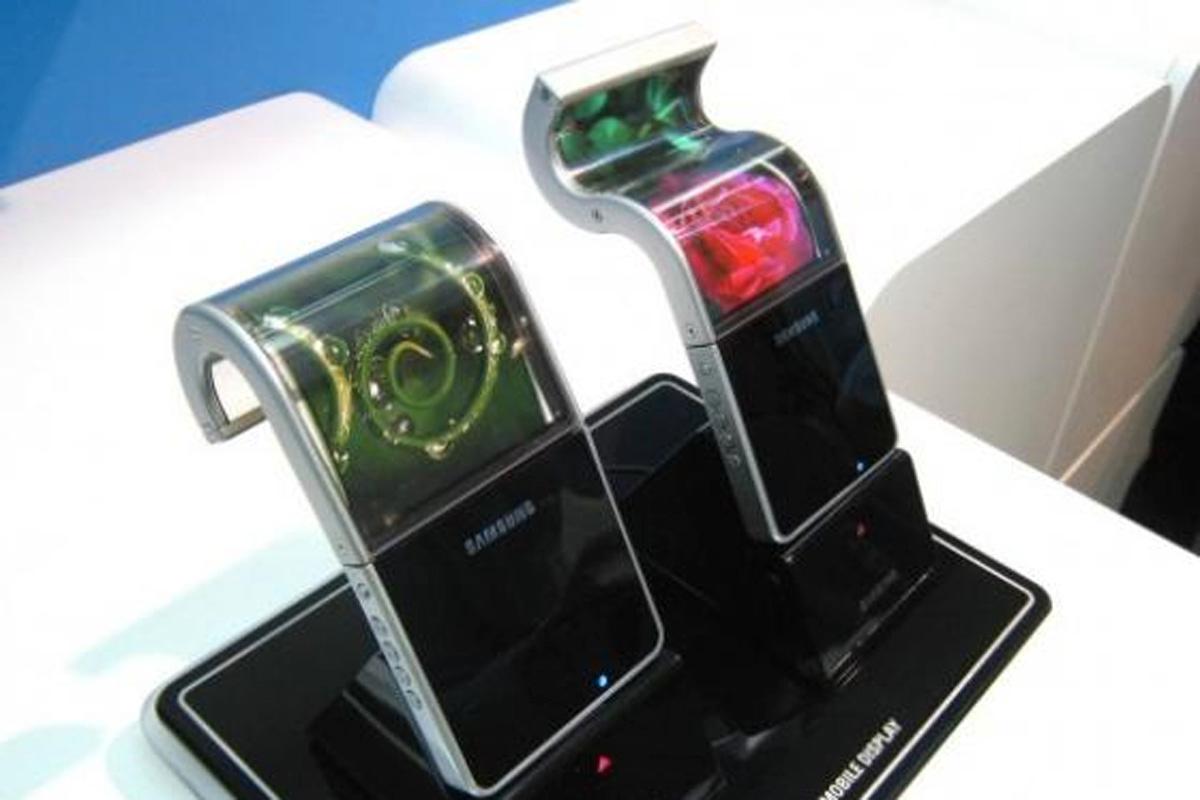 Bildet viser prototyper på mobiler med bøyelige skjermer for Samsung viste frem allerede i fjor. Foto: Samsung