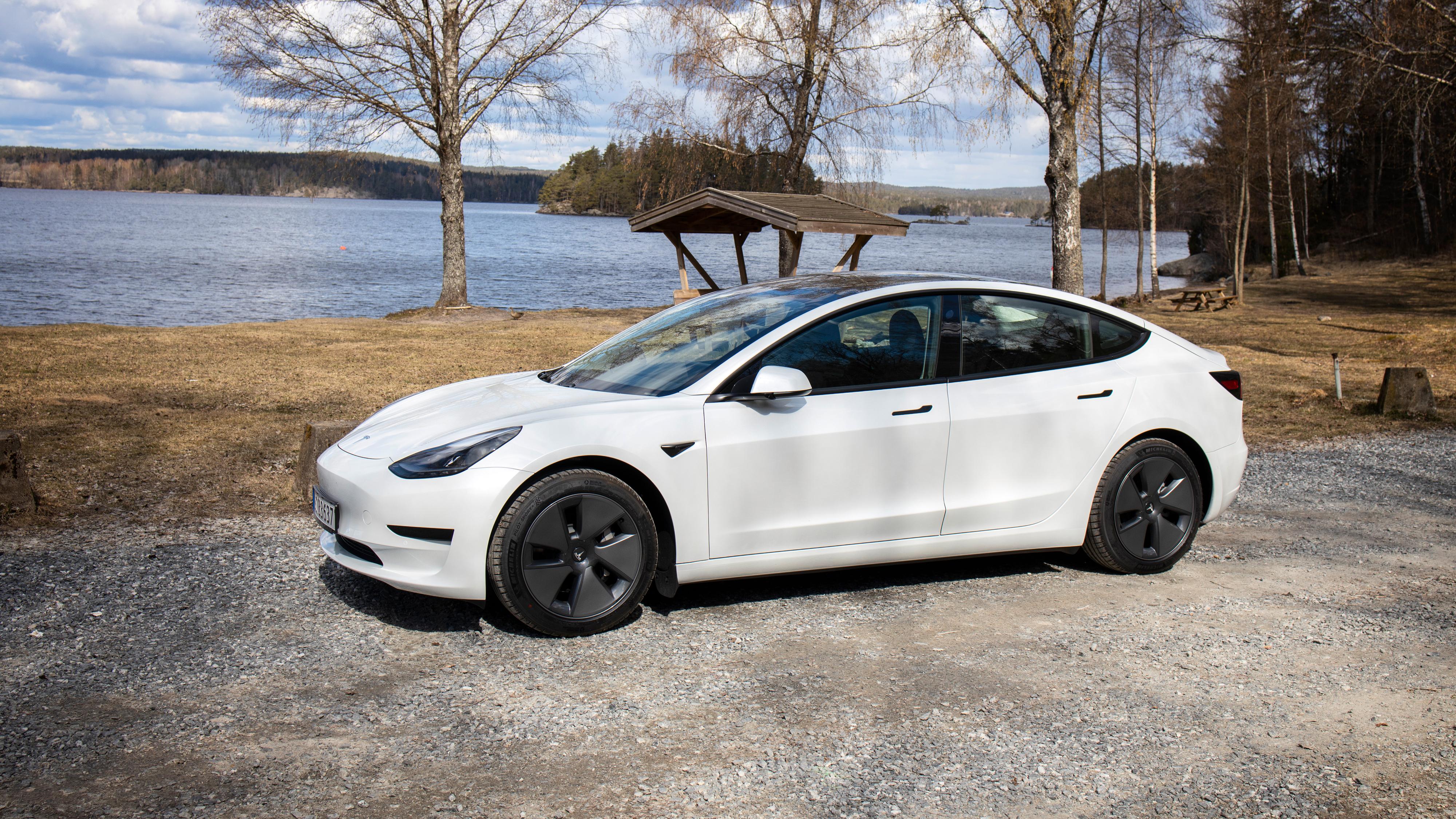 Tesla Model 3 Standard Range Plus settes opp med 20.000 kroner. Model S og Model X øker med 50.000. 