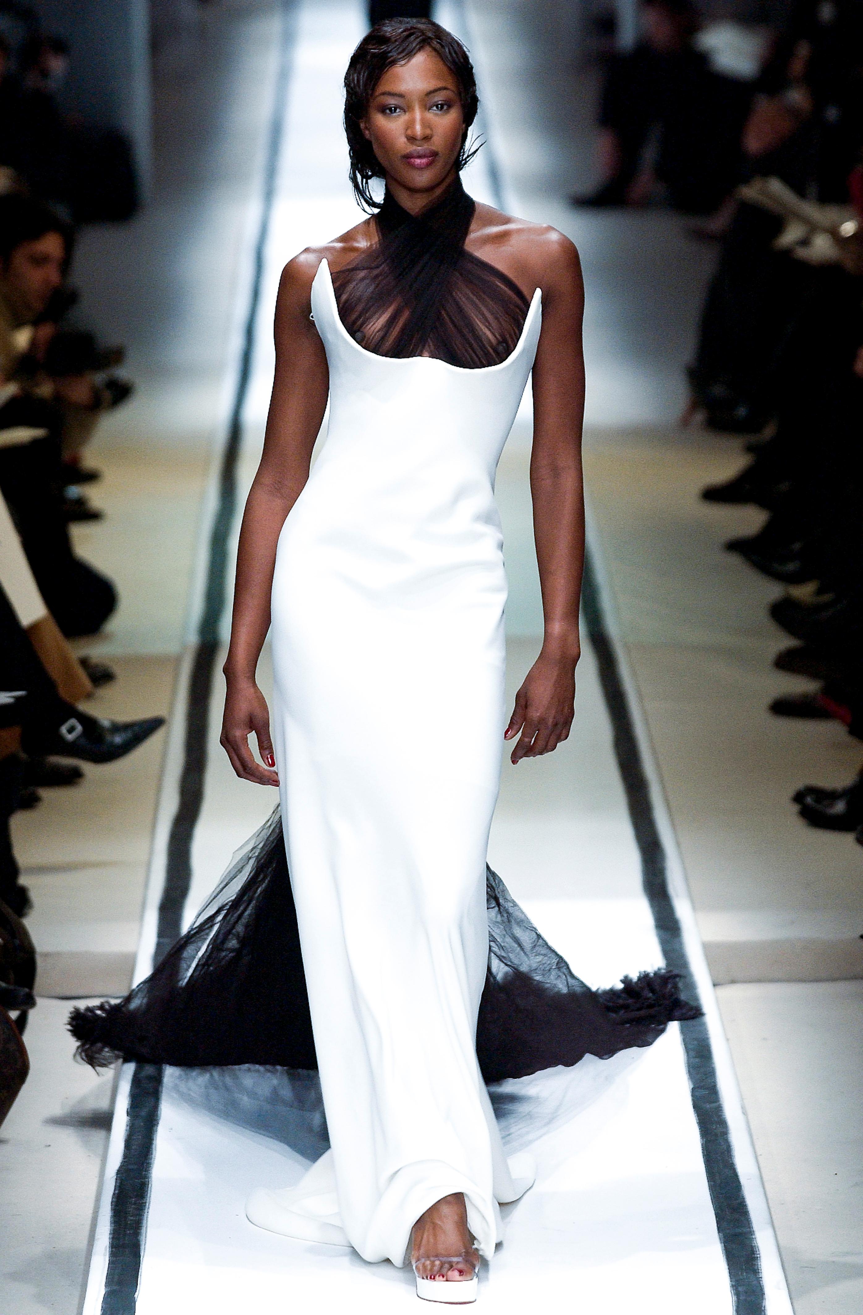 ORGINALEN I 2002: Supermodell Naomi Campbell  på catwalken i orginalversjonen av kjolen Bella hdde på fra 2002.