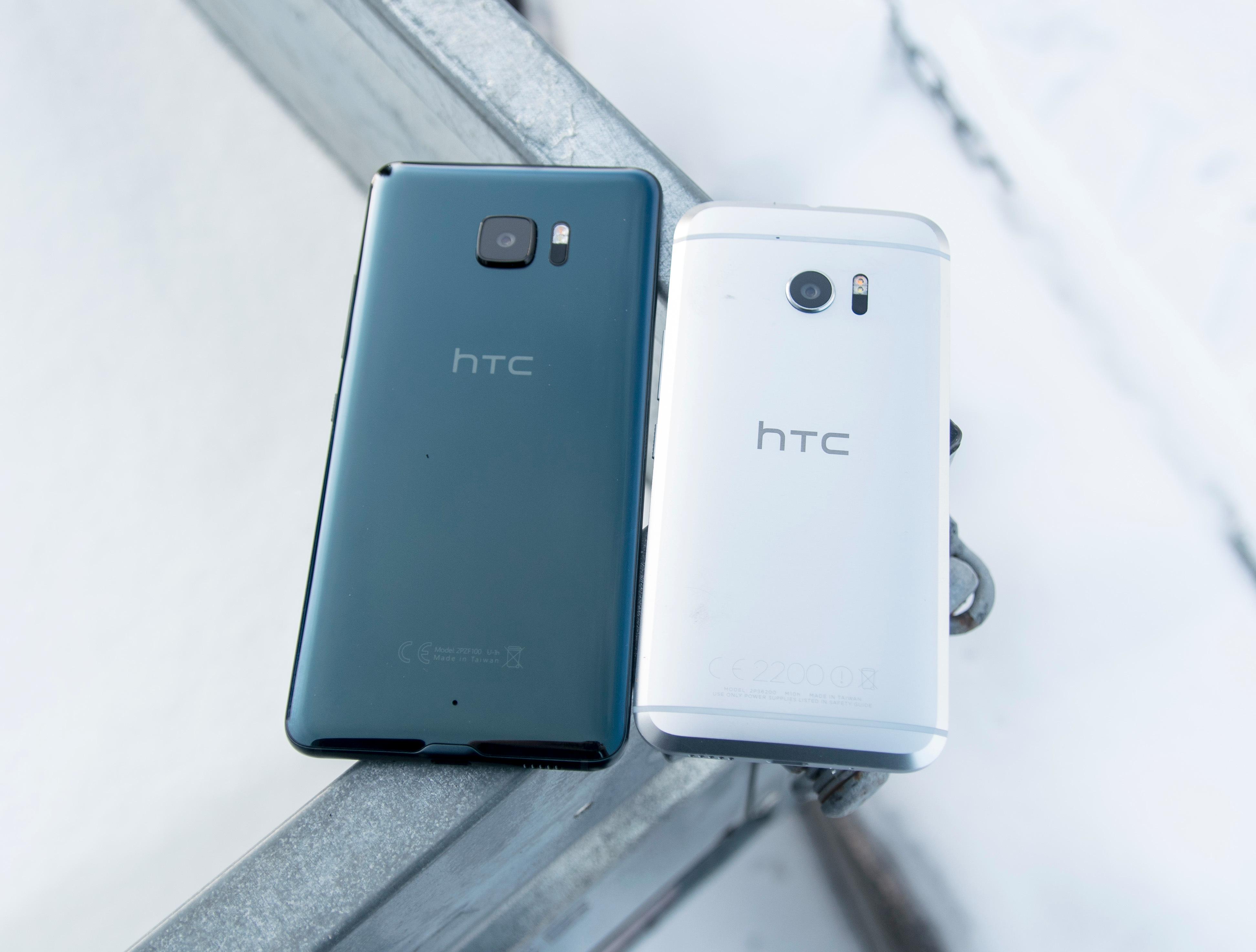 HTC U Ultra er en stor telefon. Skjermen er hele 5,7 tommer, og ekstraskjermen over gjør telefonen enda litt voksnere i størrelse. Til høyre ser du fjorårets HTC 10, som er vesentlig mer kompakt med sin 5,2 tommer store skjerm.