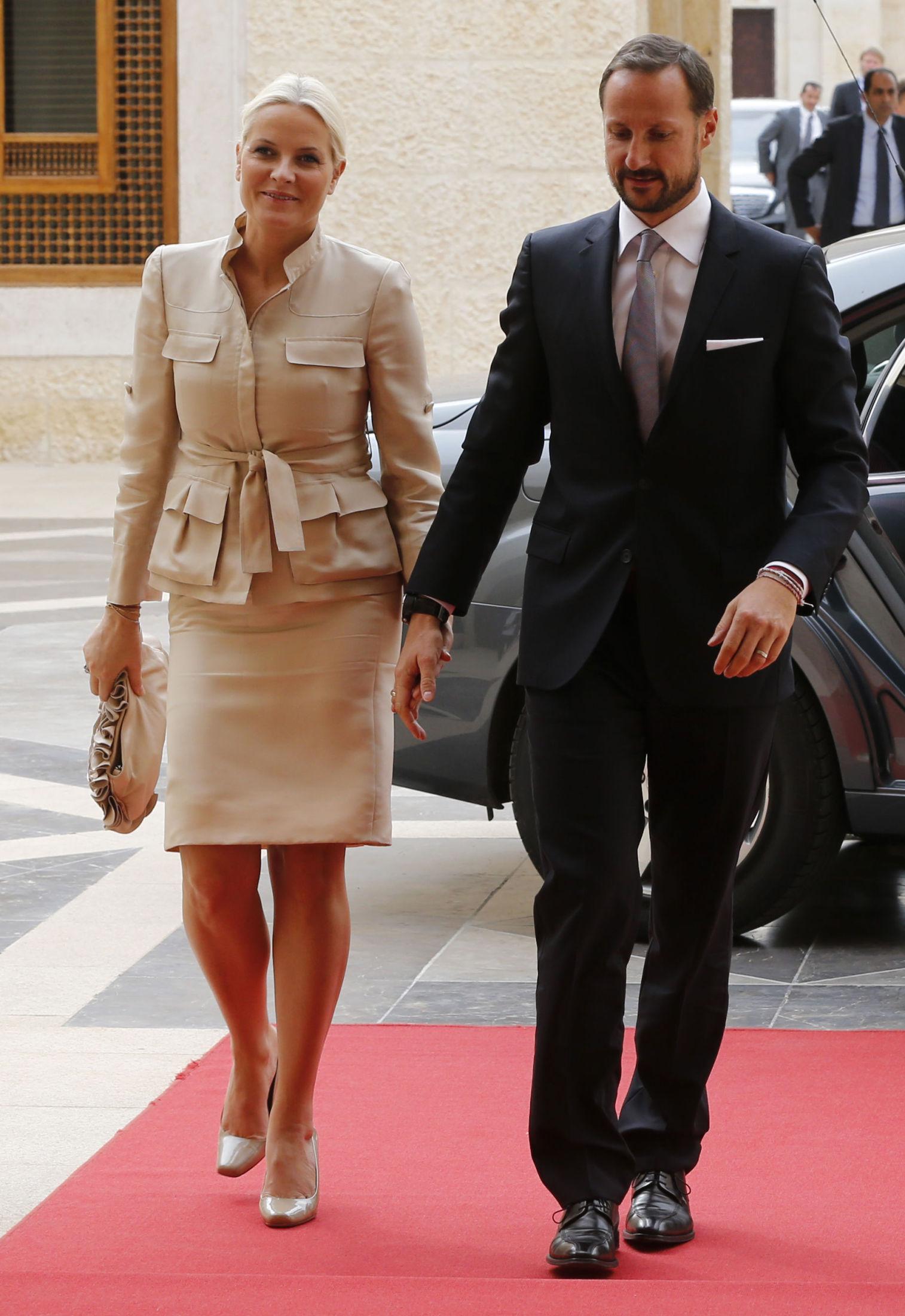 ELEGANT: Kronprinsessen var kledd i beige fra topp til tå da kronprinsparet besøkte kong Abdullah i Amman i Jordan onsdag. Foto: NTB Scanpix