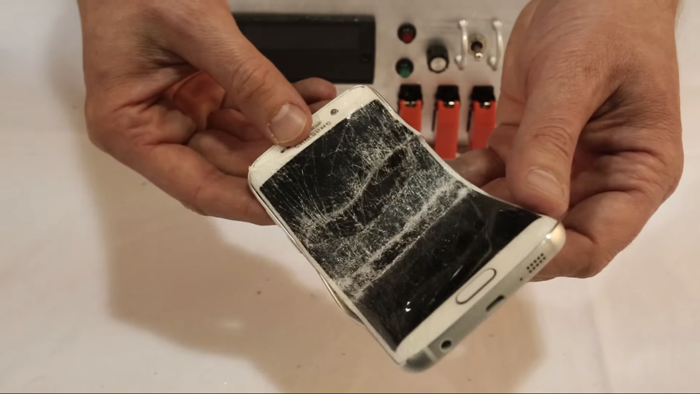 Slik så Galaxy S6 Edge ut etter en runde på pinebenken. Foto: Square Trade/Skjermdump fra YouTube