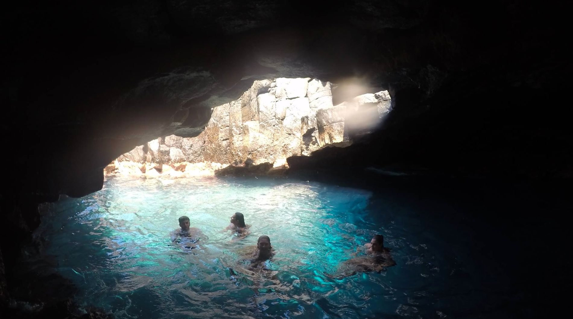 GROTTEUTFLUKT: De høye klippene i Los Gigantes sørger for en flott og dramatisk innramming, og du kan dra på oppdagelsesferd i grotter som denne. 
