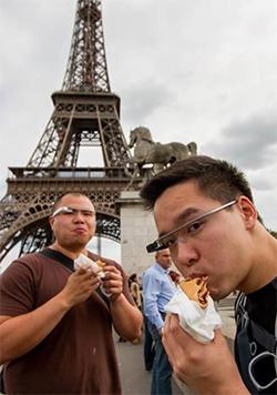 Wong til høyre, avbildet med Google Glass.Foto: Facebook/Adrian Wong