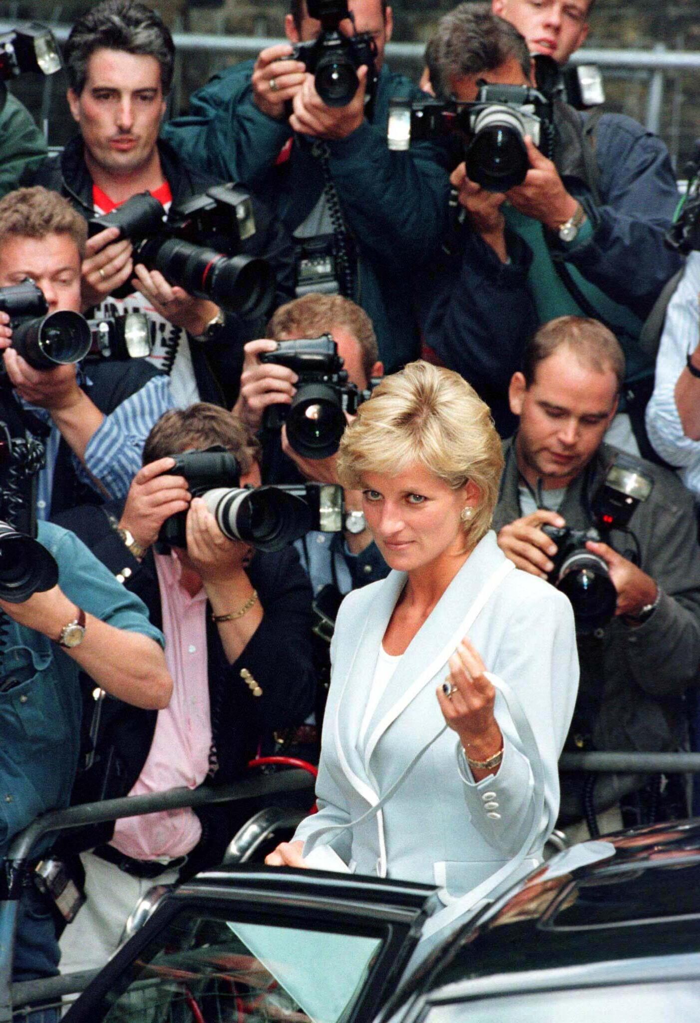 1996: Å få et blinkskudd av Diana var verdt mye. Her er hun omringet av fotografer i London.