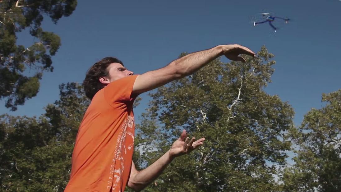 Dronen skal kunne sendes avgårde med bare en håndbevegelse.Foto: Intel/YouTube