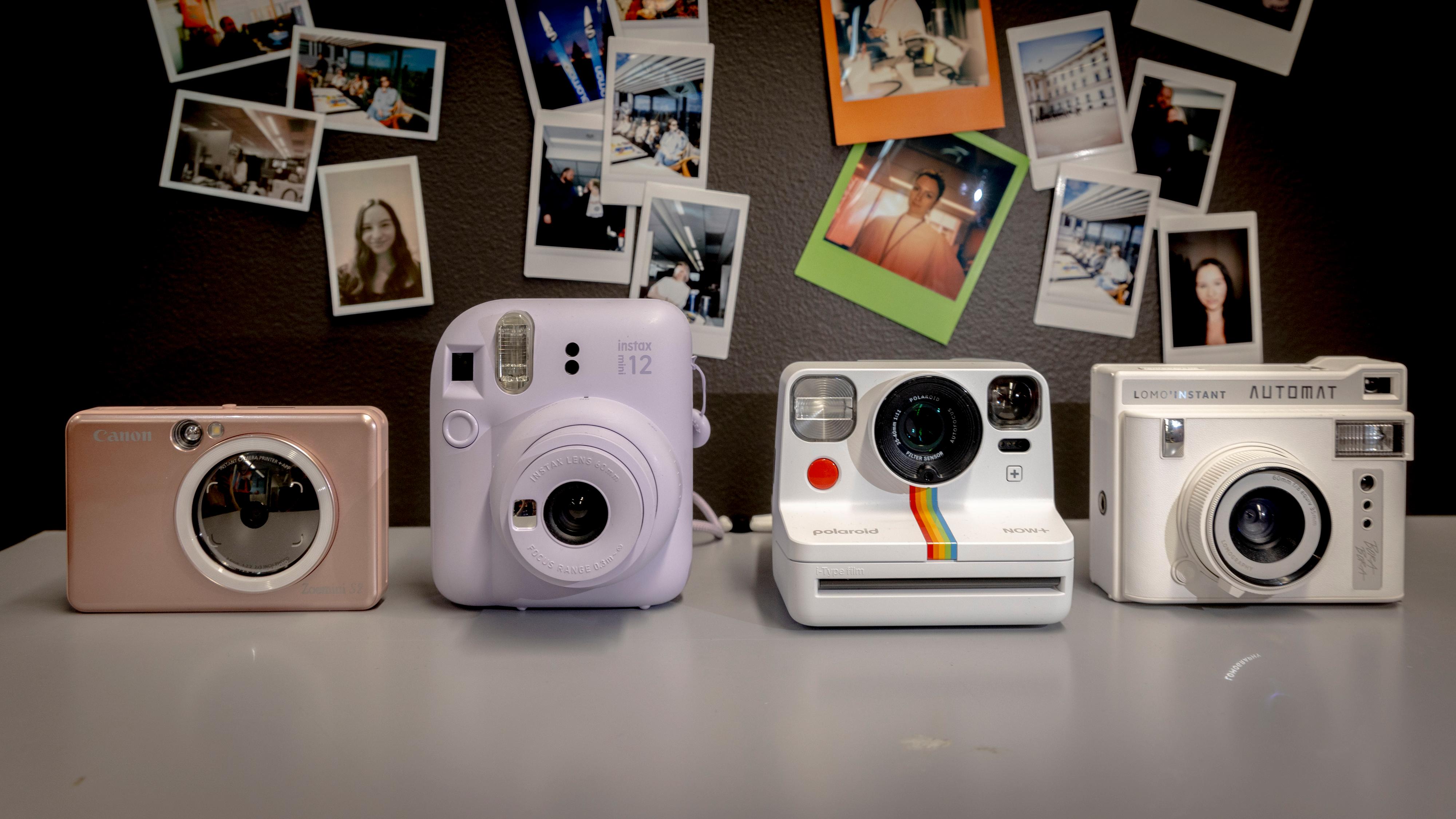 Av kameraene i testen er det Polaroid (nummer to fra høyre) som tar de største bildene. Resten er relativt like i størrelsen, og kameraet fra Lomography bruker også samme papir som Instax-kameraet til Fujifilm. 