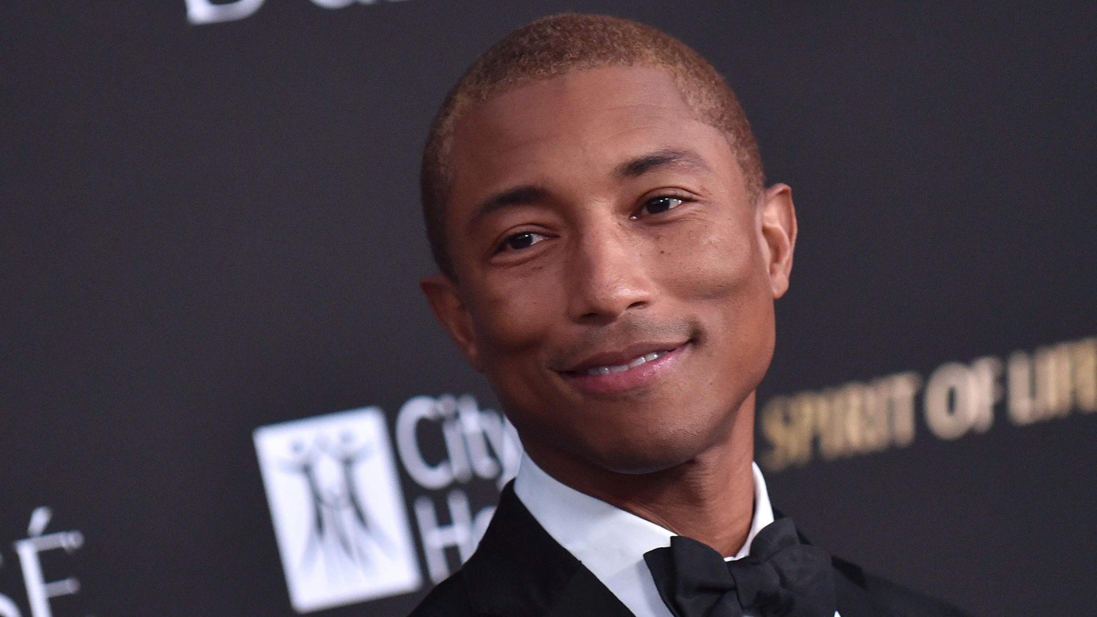SUPERSTJERNE: Pharrell Williams er en av verdens mest kjente rappere, og gjør i disse dager stor suksess som musikkprodusent. Her på en galla i California tidligere i oktober. Foto: Lisa O'connor/AFP