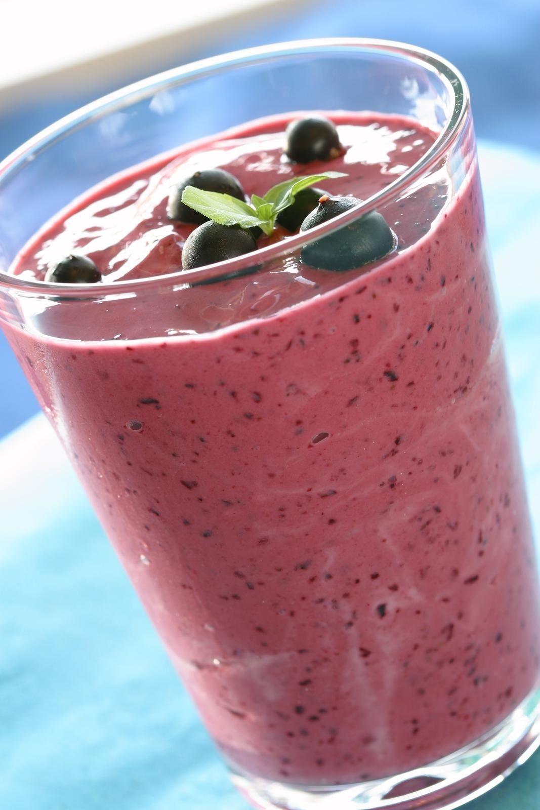 Deilig smoothie med yoghurt og bjørnebær er en god start på dagen. (Foto: Opplysningskontoret for frukt og grønt.)