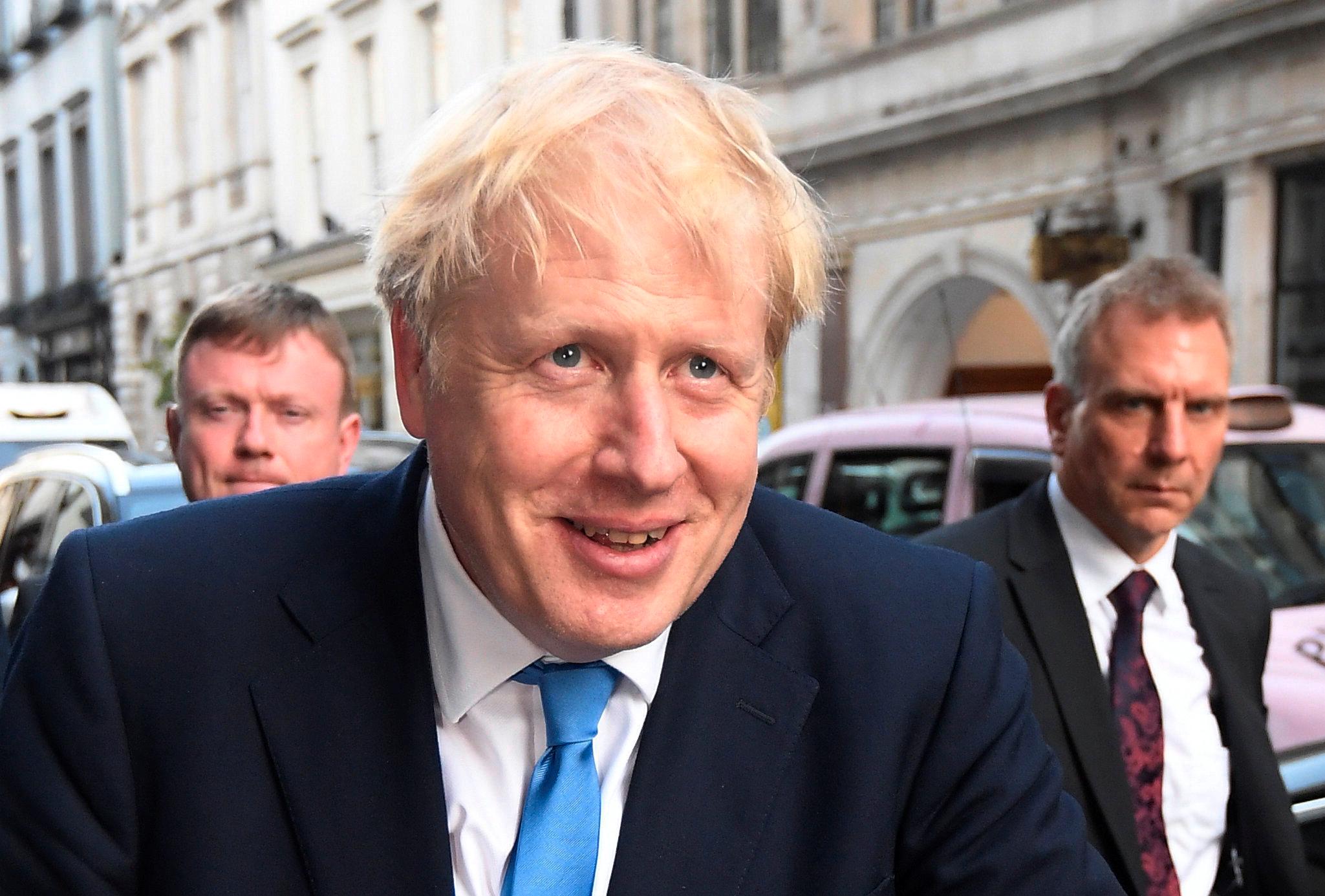 STATSMINISTER: Boris Johnson ble statsminister 23. juni 2019 og signatursveisen med blonde lokker dratt foran ansiktet var på plass. Foto: Reuters