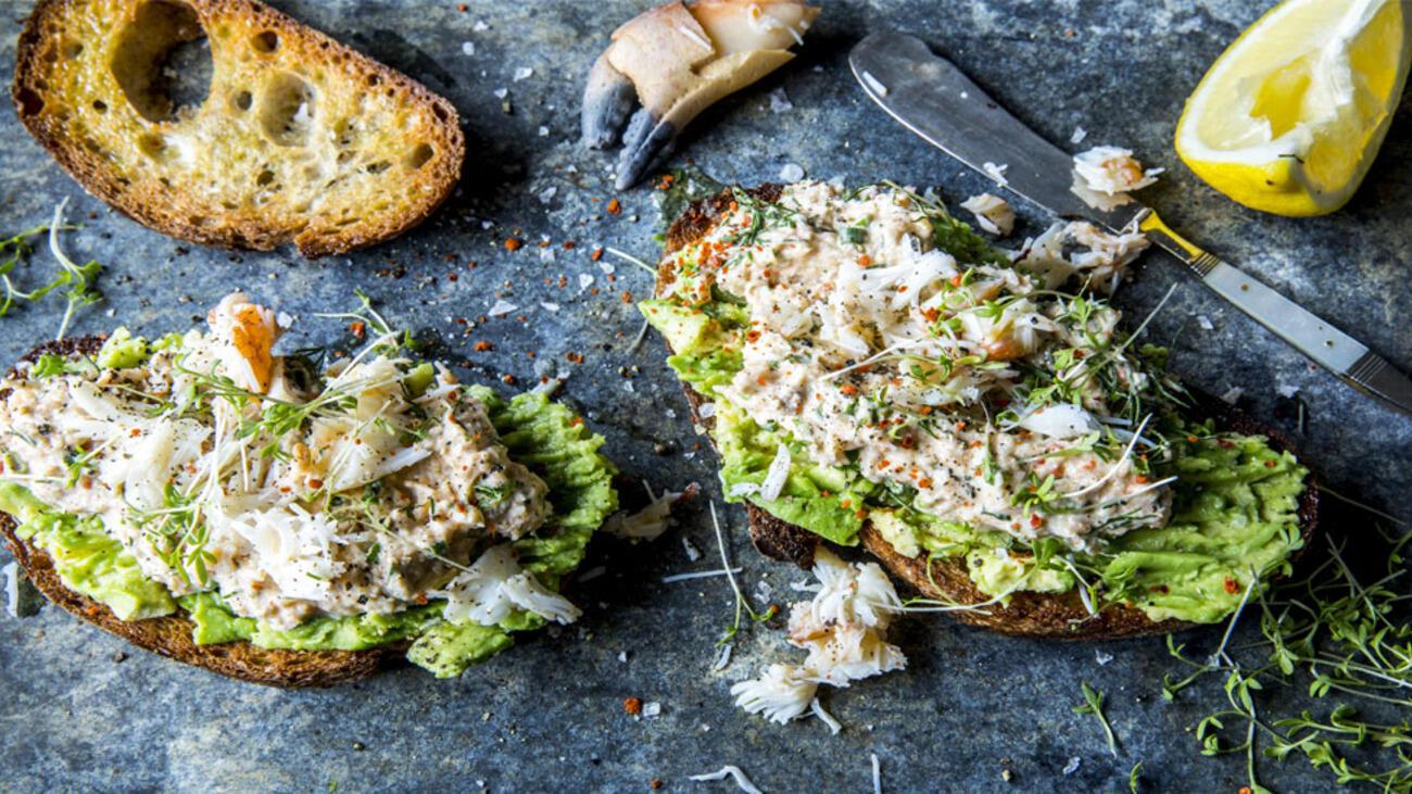 Bruschetta med avokado og krabberøre er den perfekte lunsjretten, men kan også serveres som en lett middag eller kvelds. 