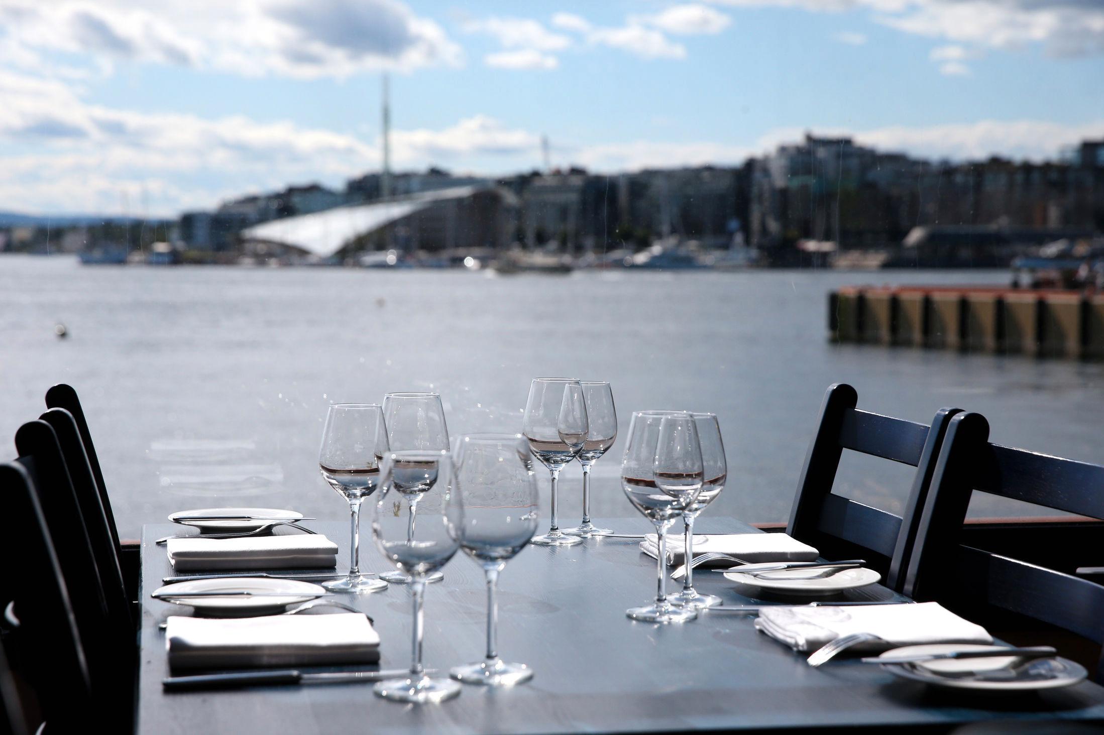 STEMNINGSFULLT: Restauranten er plassert rett ved vannkanten. Foto: Trond Solberg/VG