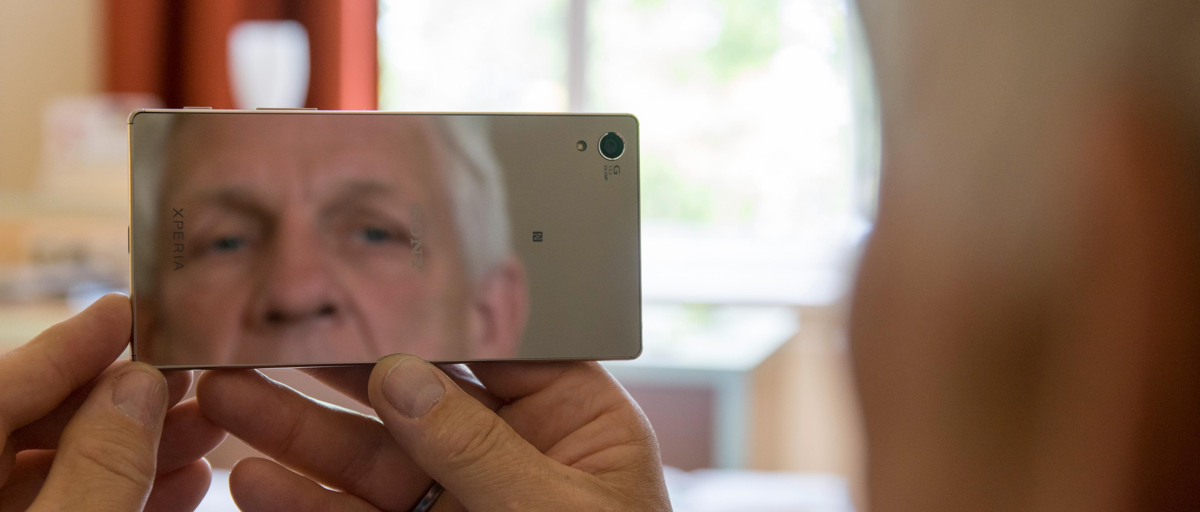 Kollega Odd Richard Valmot knipser en selfie på 23 megapiksler. Den speilblanke baksiden er mer enn tilstrekkelig til å fange opp eventuell spinat mellom tenna. Foto: Finn Jarle Kvalheim, Tek.no