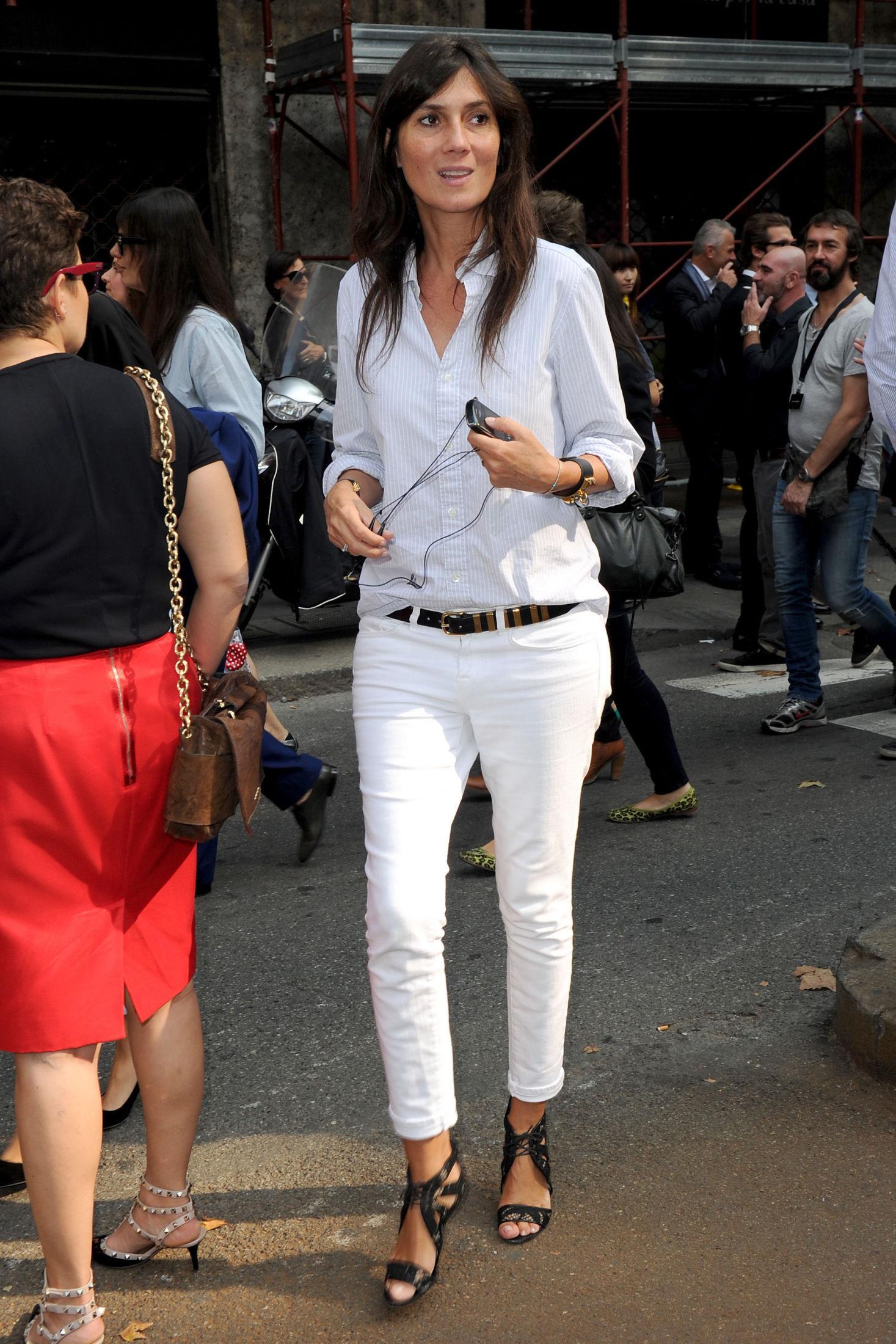 LESS IS MORE: Vogue-redaktøren Emanuelle Alt er kjent for sin enkle, chice stil og har her stylet en hvit, stripete skjorte til hvite jeans og sort tilbehør. Foto: Getty Images