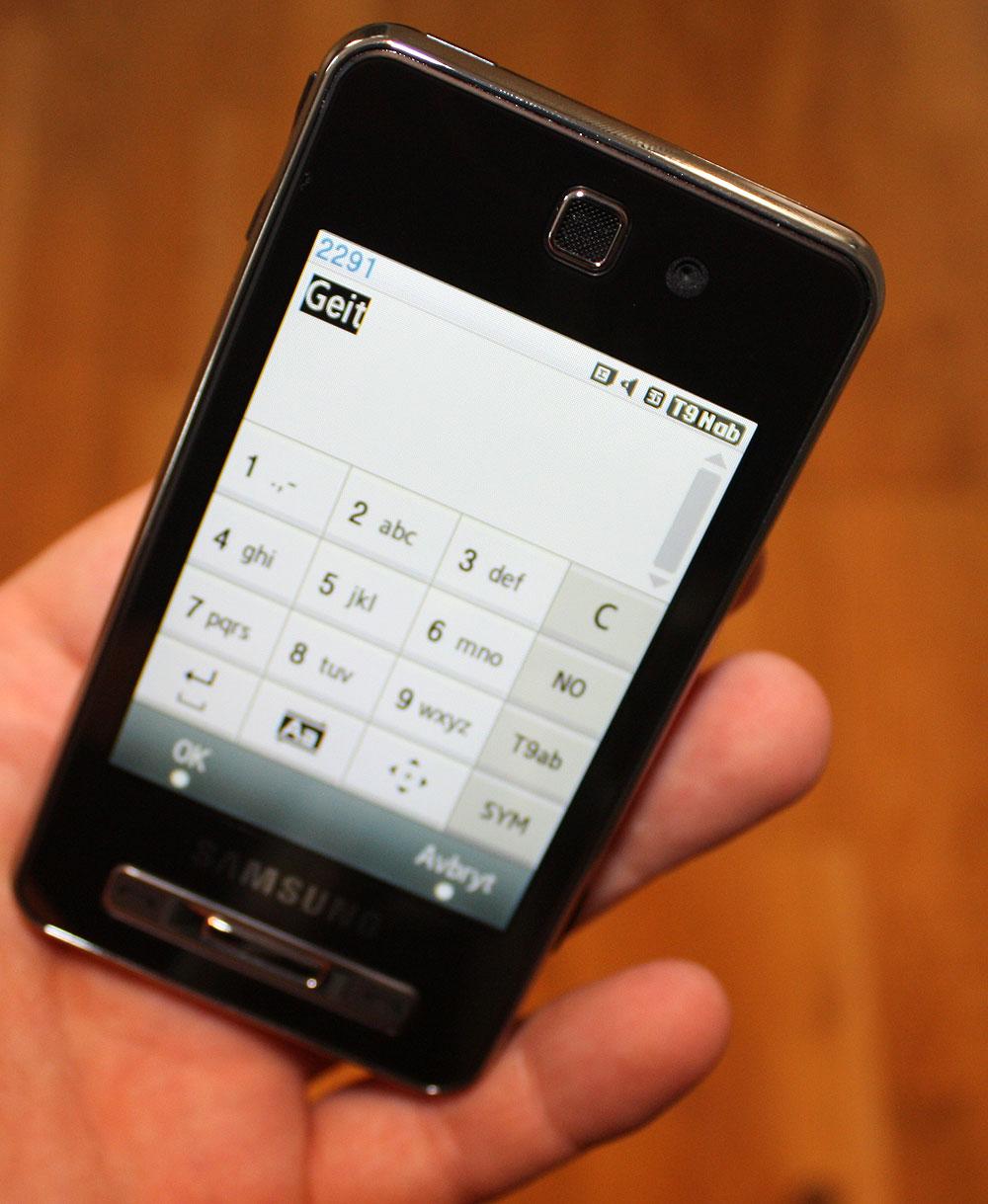 SMS-funksjonen er litt tungvint, siden du må løfte fingeren fra skjermen hver gang du har trykket.