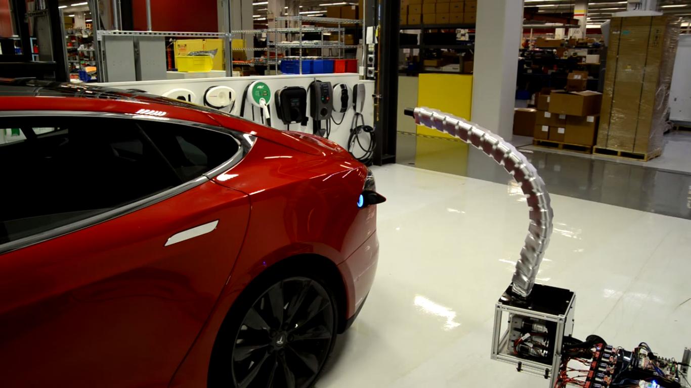 Tesla har stadig håp for sin automatiske lade-«slange»