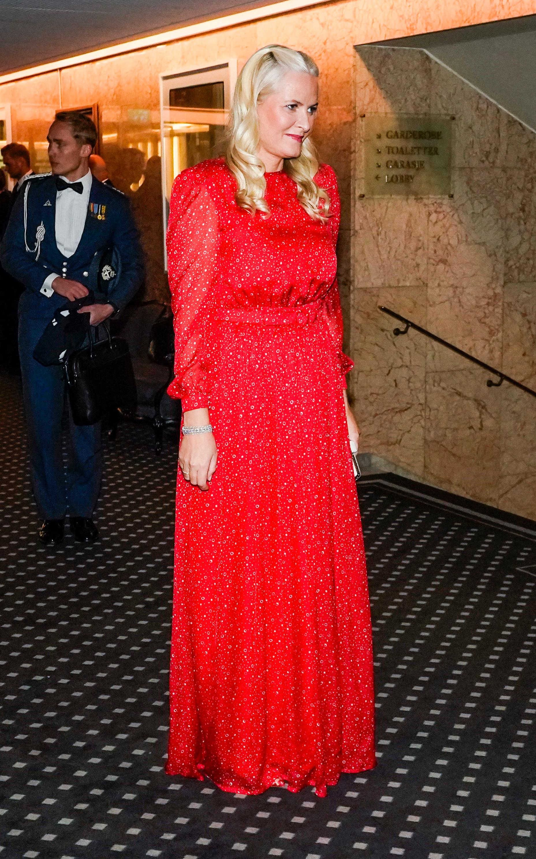 HOLLYWOOD: Store bølger i håret, røde lepper og glød i huden gjorde at Mette-Marit oste av glamour på Nobel-banketten. 