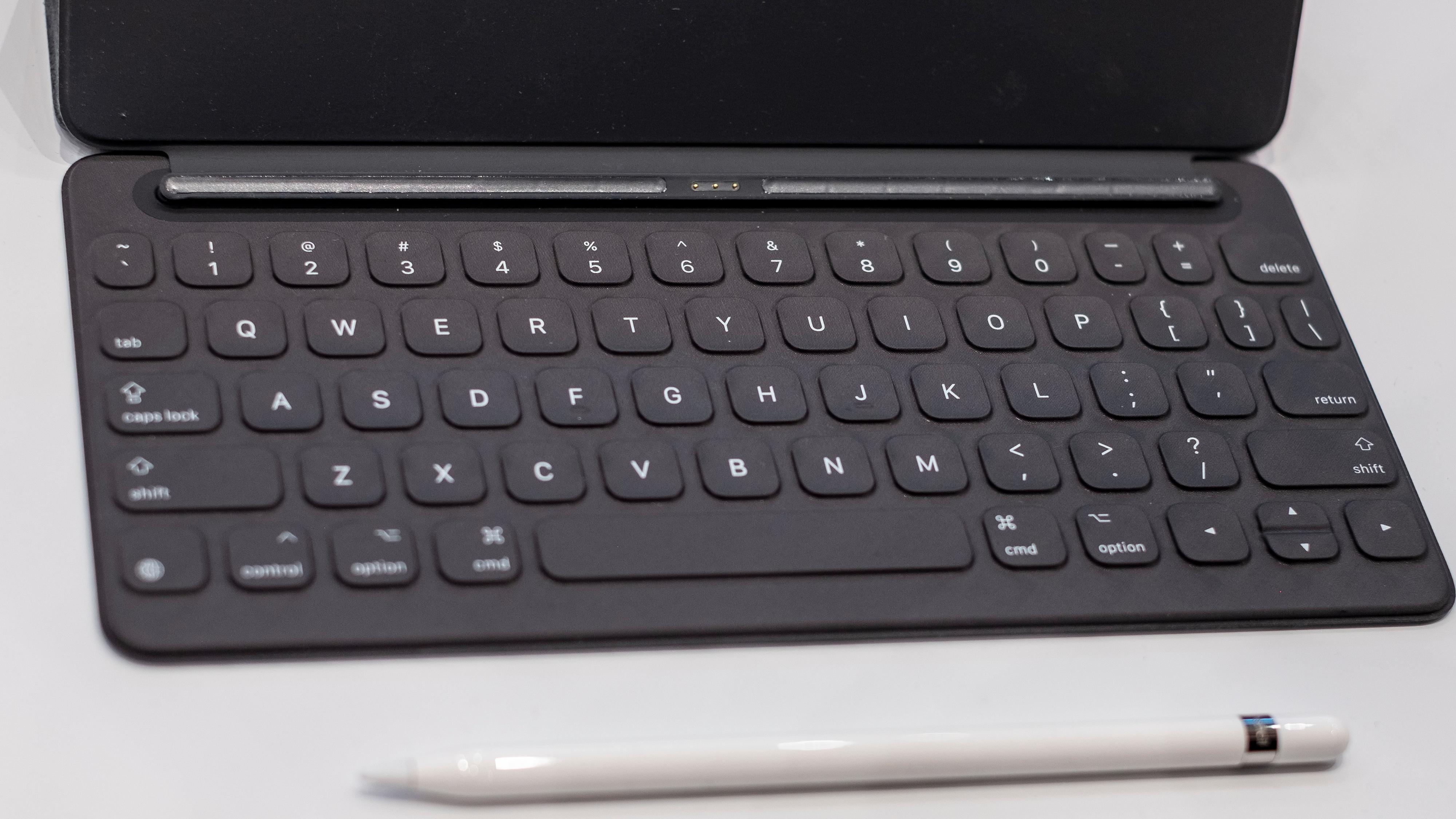 Tastatur og Pencil av samme sort som iPad Air støtter kan brukes med iPad 2019. Siden det er fysisk tilkobling på brettet slipper du å bruke Bluetooth-taster. Samtidig – Apples tastaturdeksel er svinedyre med en pris på rundt 17 hundrelapper.
