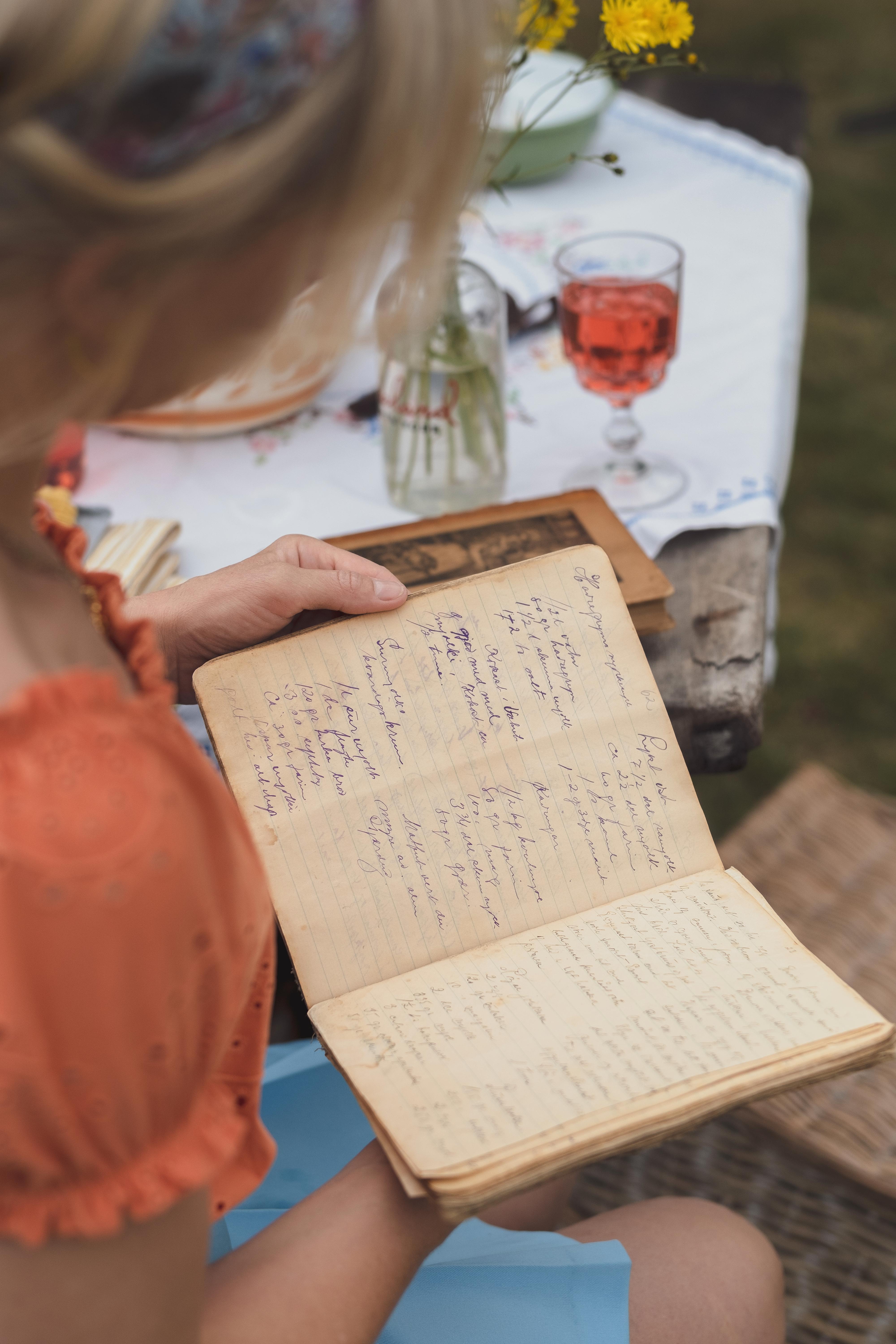 KOKEBOK: Dale fant den håndskrevne kokeboken til bestemor Margit.