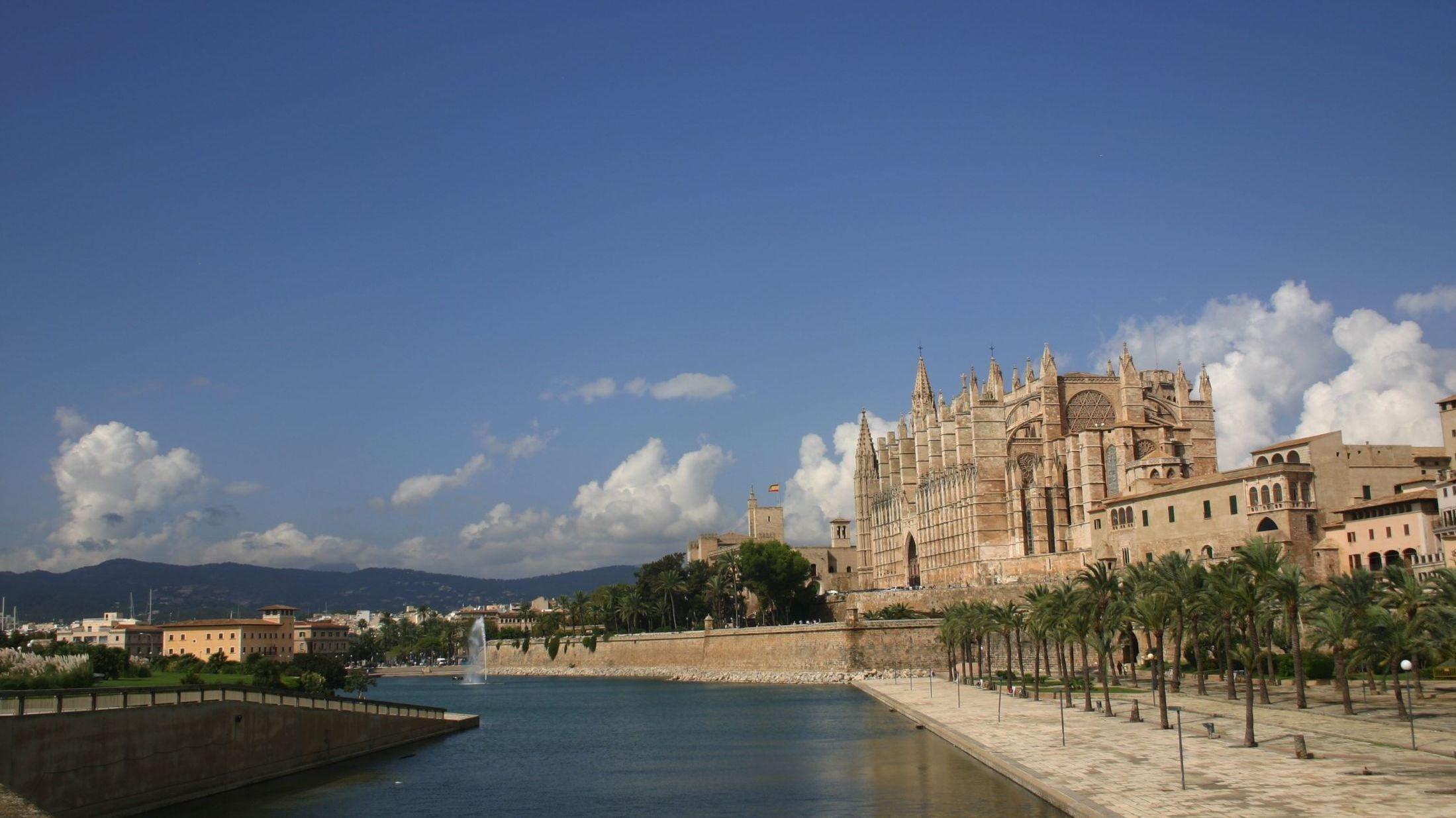 VAKKERT: Palma er den største byen på Mallorca. Her finner man blant annet den gotiske katedralen La Seu med den lille innsjøen i Parc de la mar i forgrunnen. Foto: Dag Fonbæk/VG