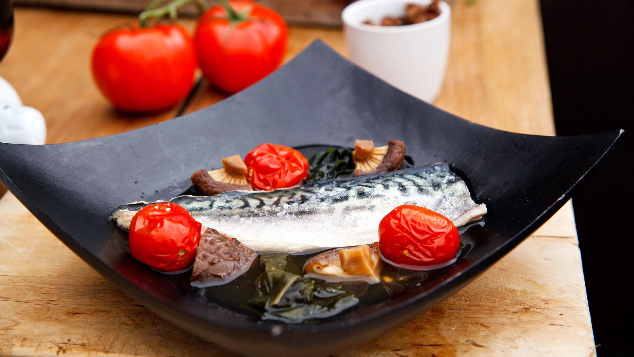 MAKRELL I TOMAT: En variant av den legenden, makrell med tomat, sopp og tang. Foro: Luke Schilling