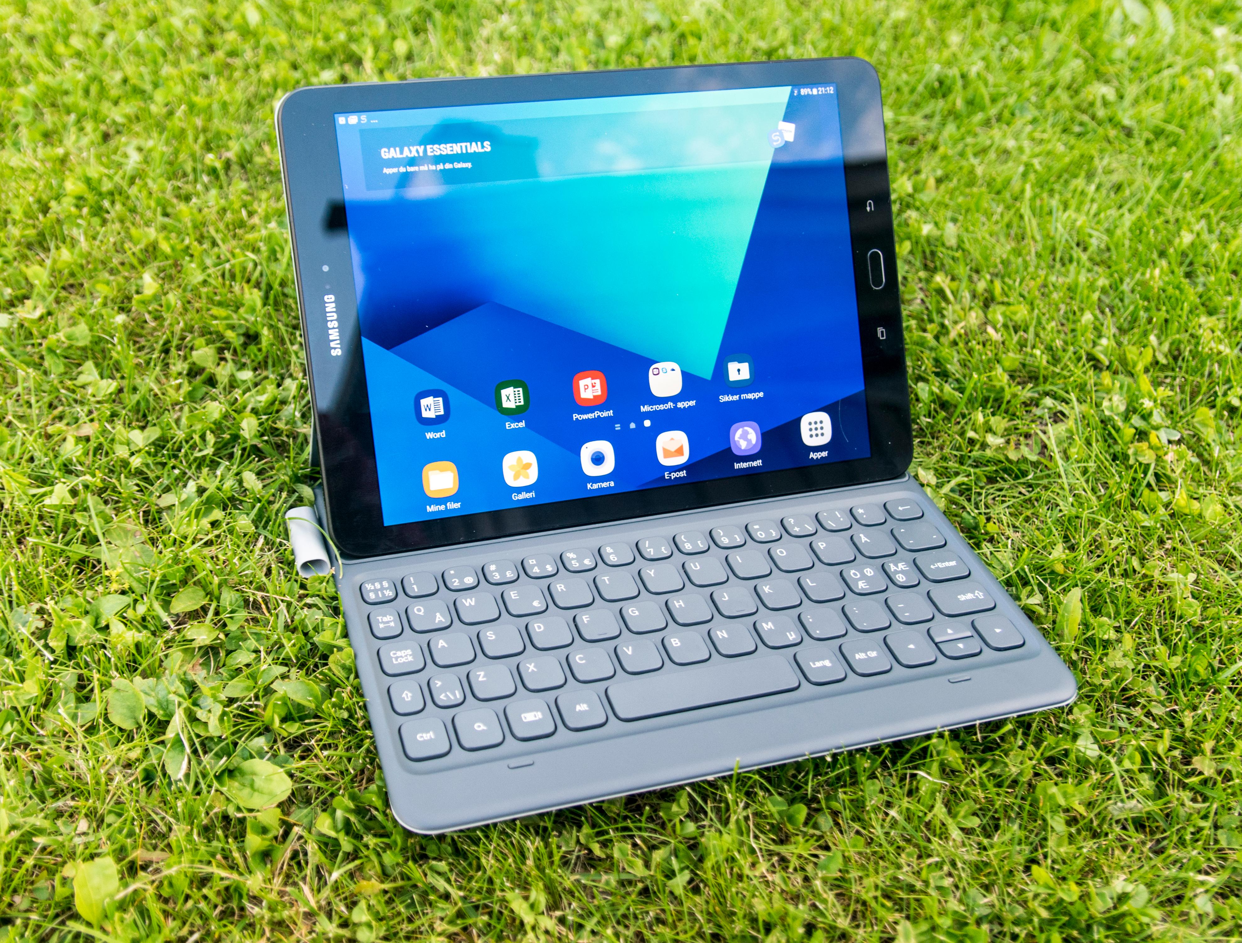Samsungs Galaxy Tab S3 er et vanvittig godt nettbrett, og du sparer noen kroner både på at det er billigere og på at skjermpenn følger med. Hvis du trenger penn, da. Du må nemlig kjøpe tastatur utenom også hos Samsung. Men der den opplevde ytelsen er god, er den målte ytelsen i noen tilfeller under det halve av hva iPad Pro 10.5 stiller med.